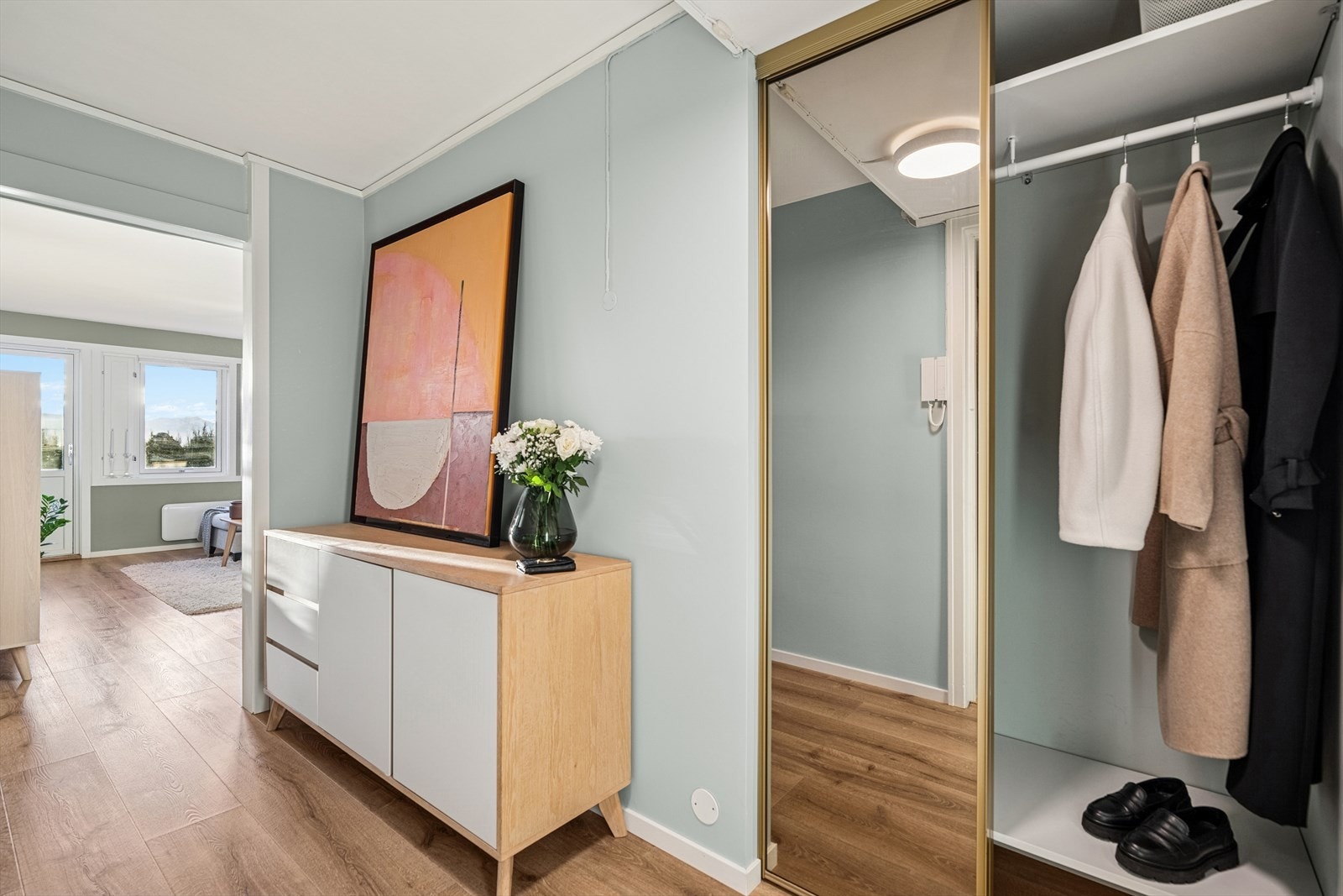 Pene overflater i boligen, og praktisk skyvedørsgarderobe i gangen. Galleribilde