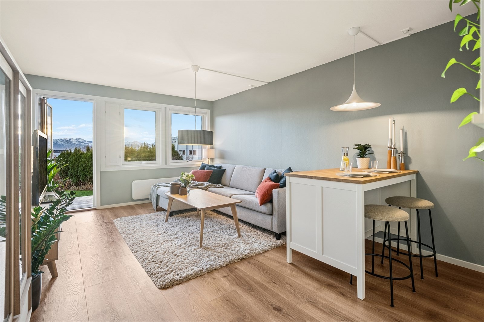 Praktisk spiseplass i stuen. Galleribilde