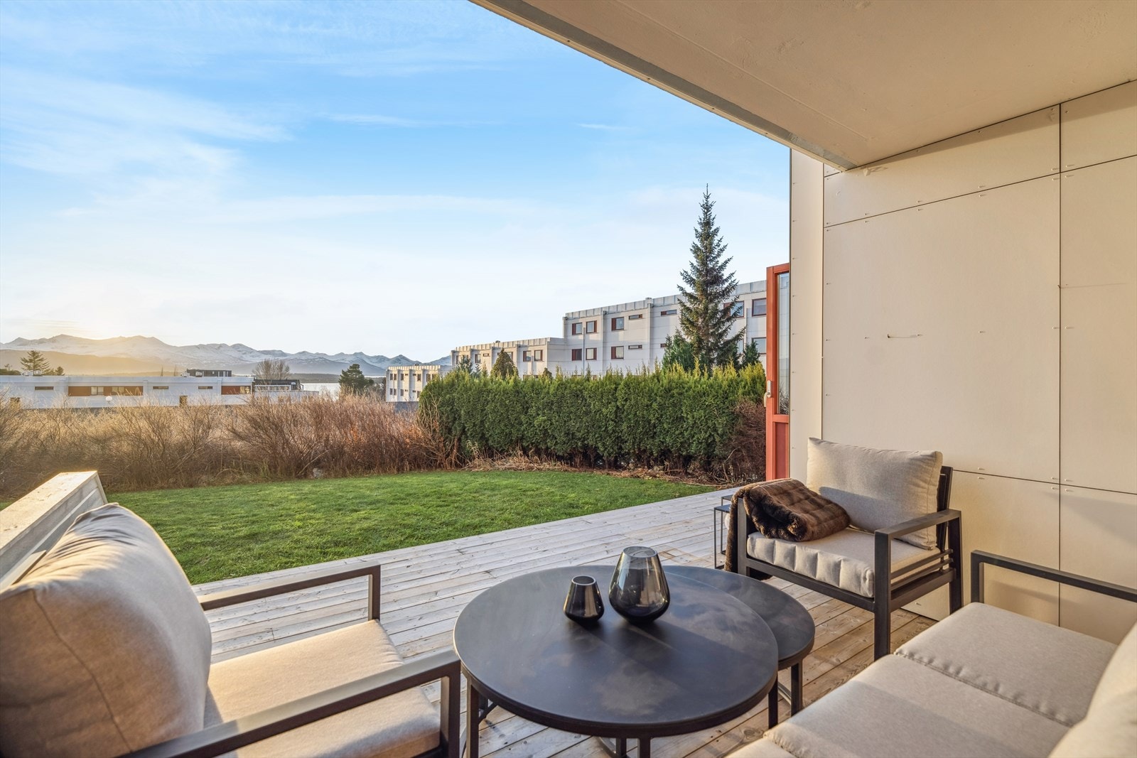 Terrassen har fin utsikt, her fra den lune kroken utenfor soverommet. Galleribilde