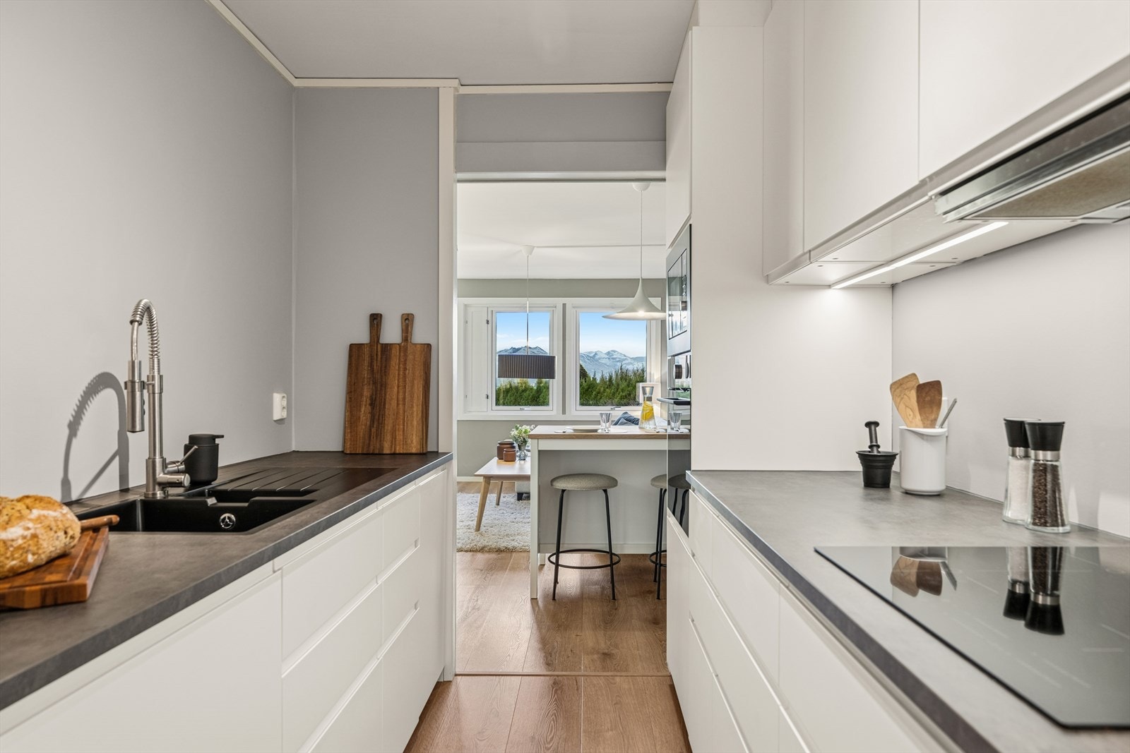 Kjøkken mot stue. Galleribilde