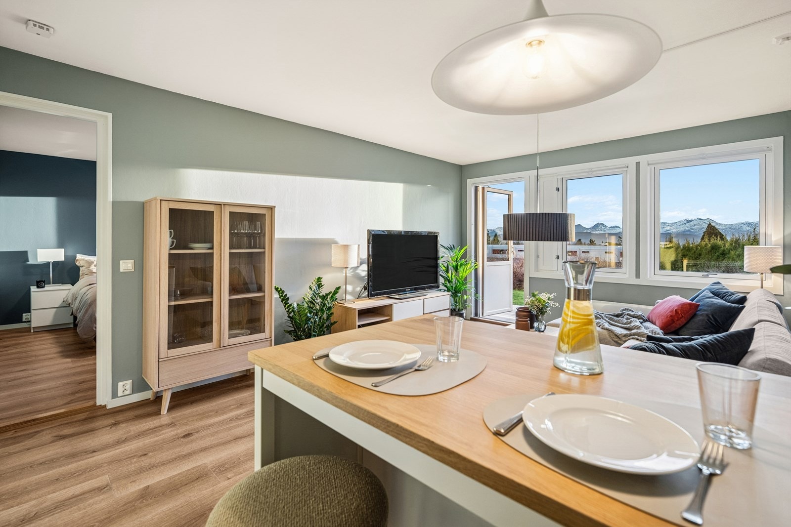 Romslig soverom vises til venstre i bildet. Galleribilde