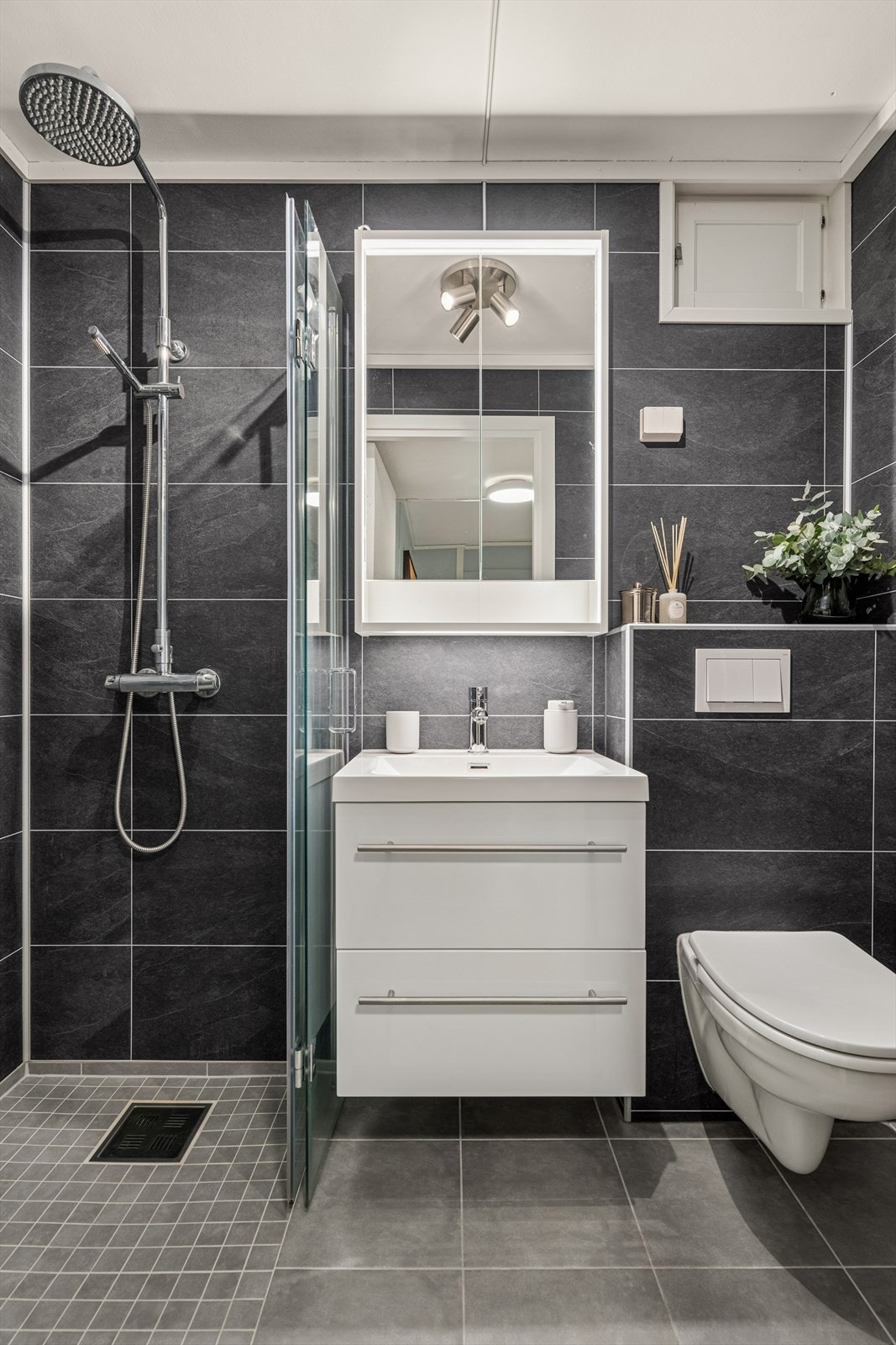 Badet er pent, med flis og varmekabler i gulv. Galleribilde