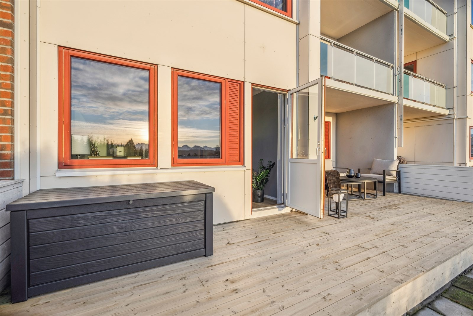 Terrassen har god plass til utemøbler, og er en herlig plass på varme dager! Galleribilde