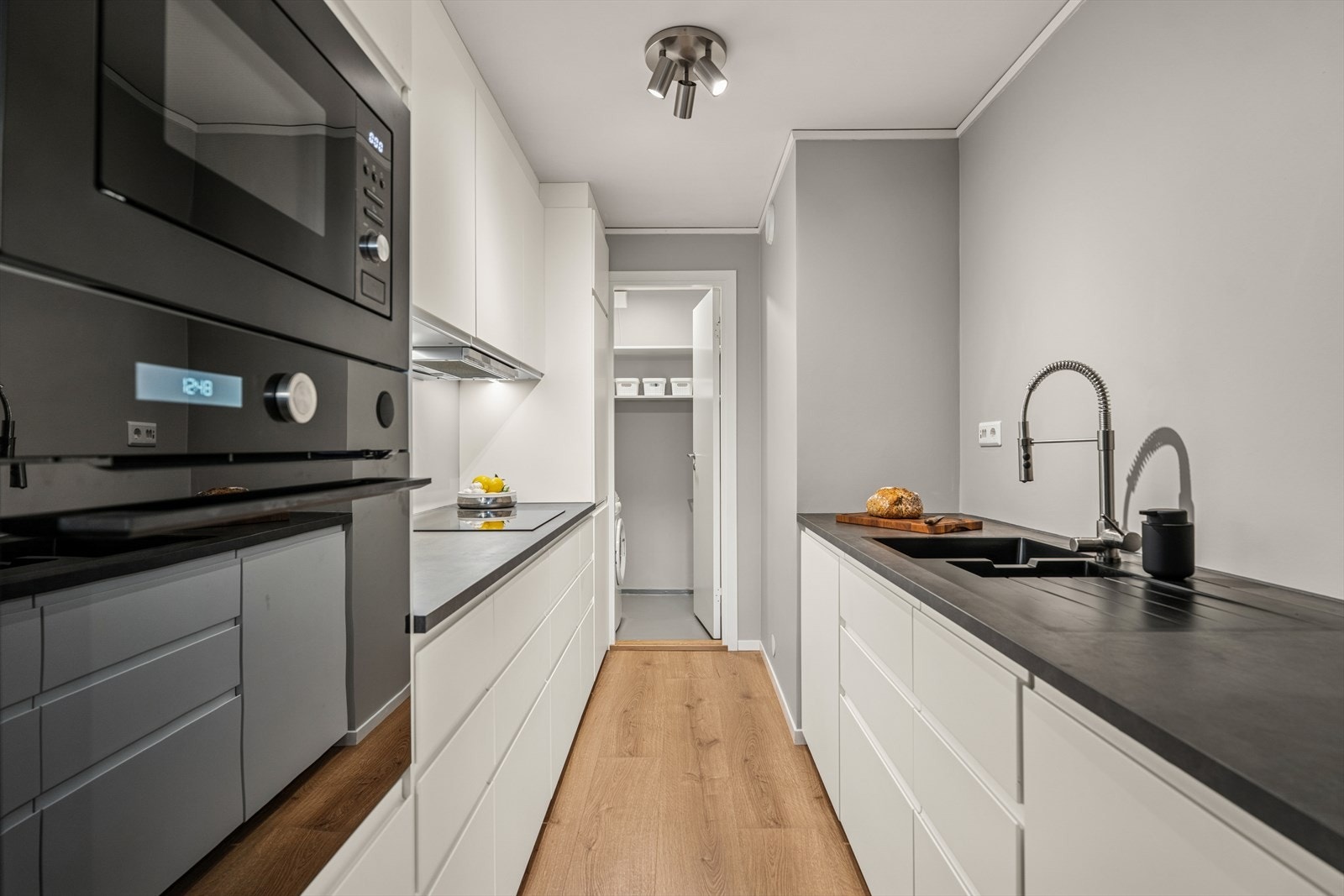 Kjøkkenet er pent og praktisk, med integrerte hvitevarer. Galleribilde