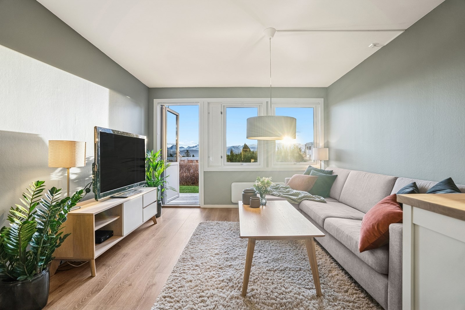 Stuen har direkte utgang til stor terrasse med gode solforhold, og fin utsikt! Galleribilde