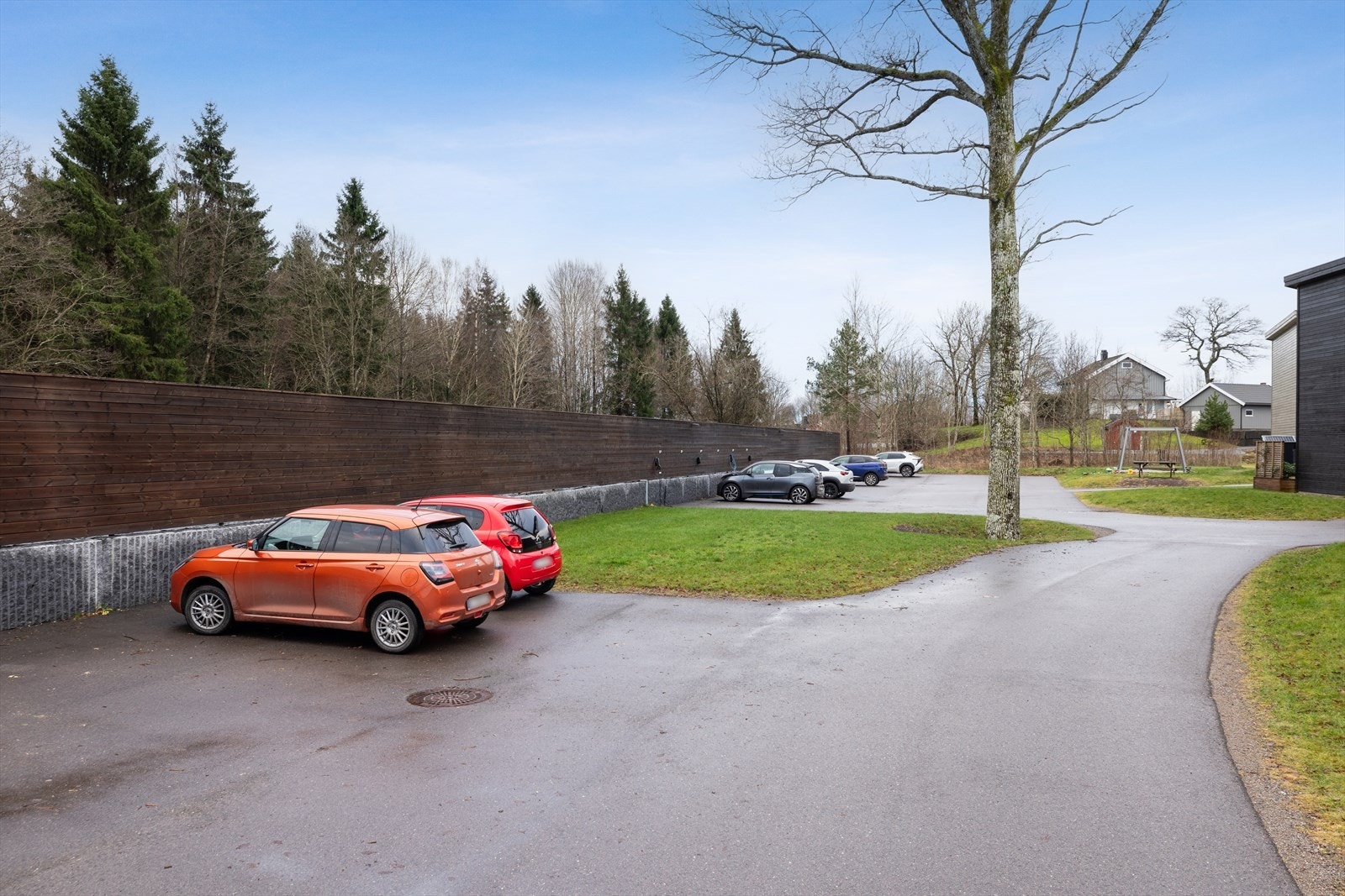 Boligen har egen carport som gir trygg og enkel parkering rett ved inngangspartiet. I tillegg tilbyr borettslaget felles parkeringsplasser som gir ekstra fleksibilitet for beboere og gjester. Galleribilde