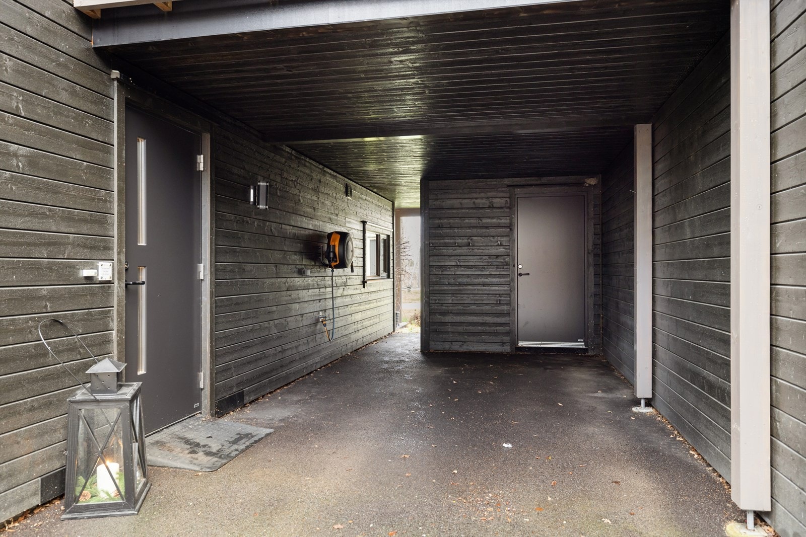 Inngangsparti til det som kan bli ditt nye hjem! Carport og sportsbod med lagringsmuligheter. Galleribilde