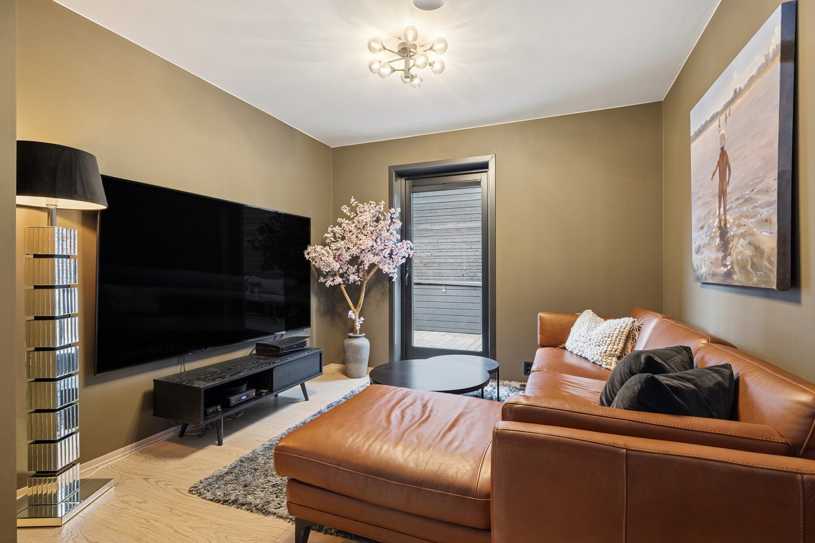 2. etasje: Koselig TV-stue, perfekt for avslapning og hyggelige filmkvelder. Galleribilde