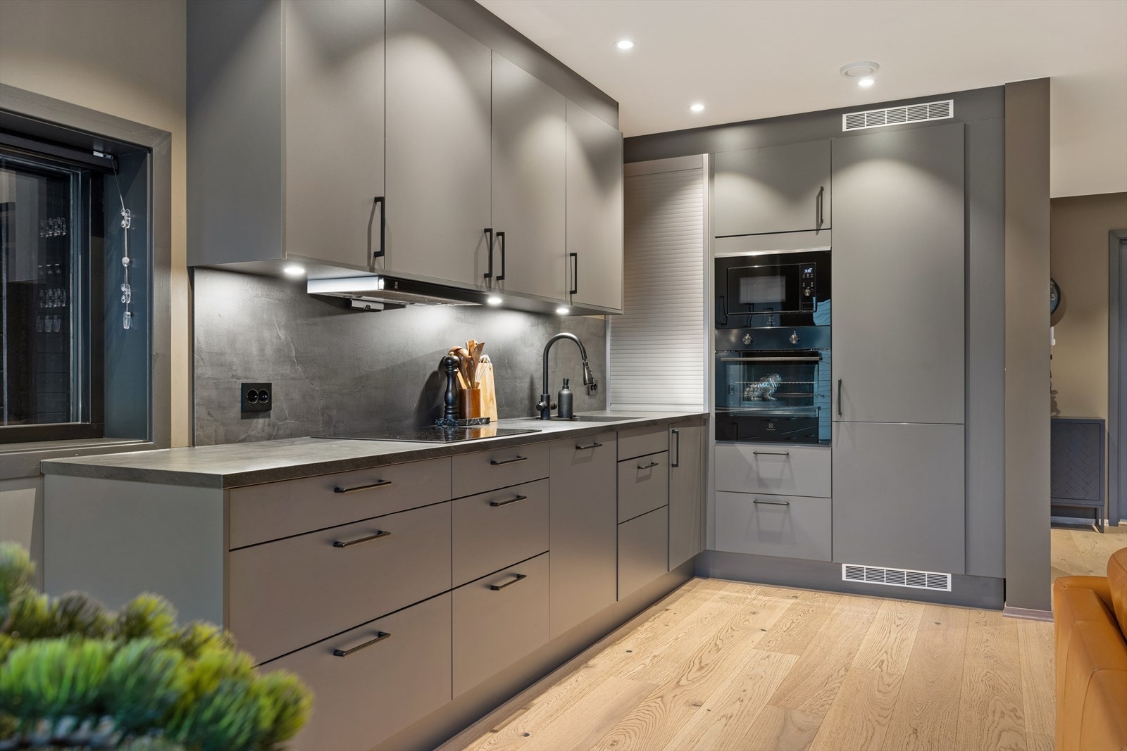 Stilren kjøkkeninnredning med glatte fronter. Galleribilde