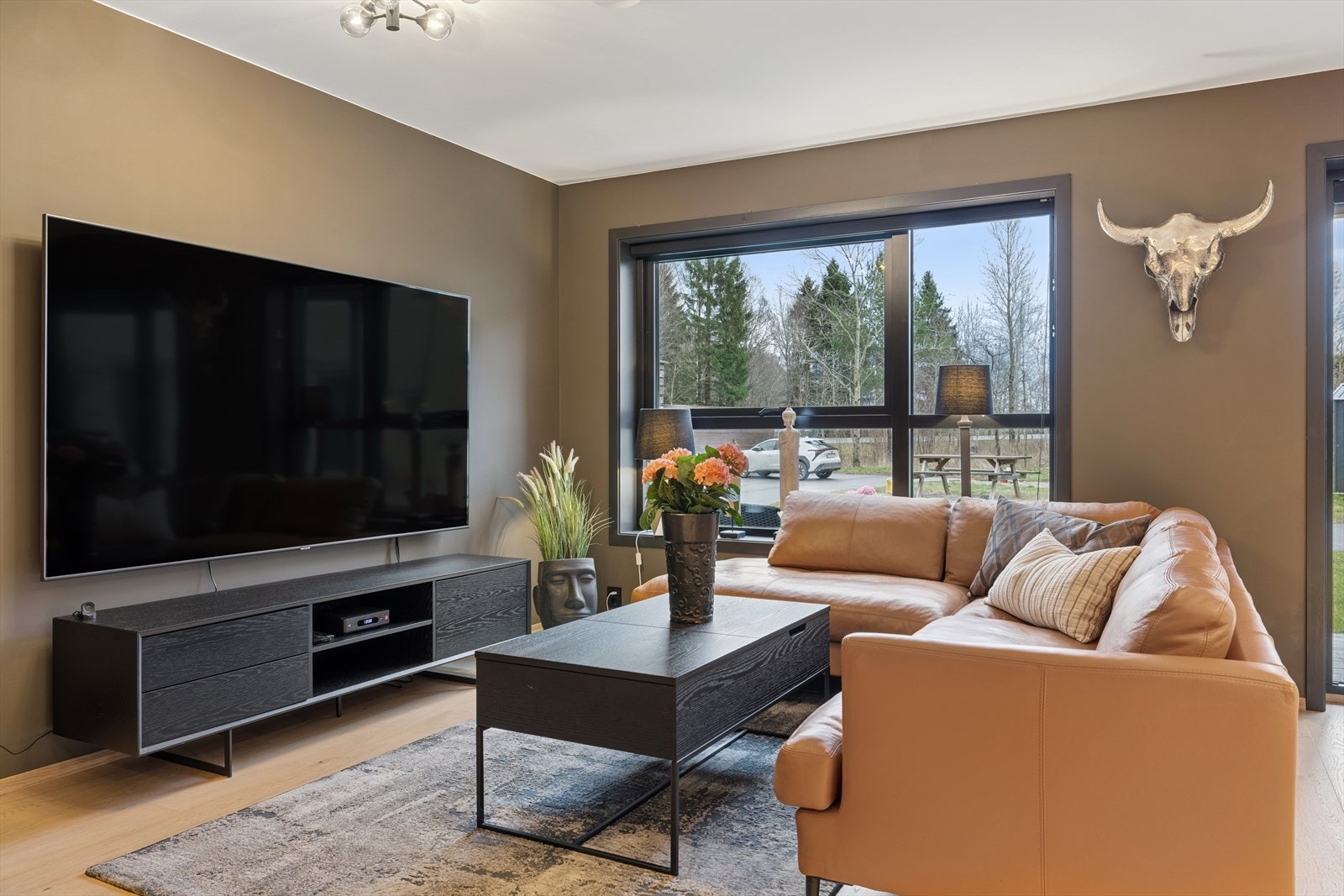 Herlig og romslig stue med store vindusflater som slipper inn mye naturlig lys. Galleribilde