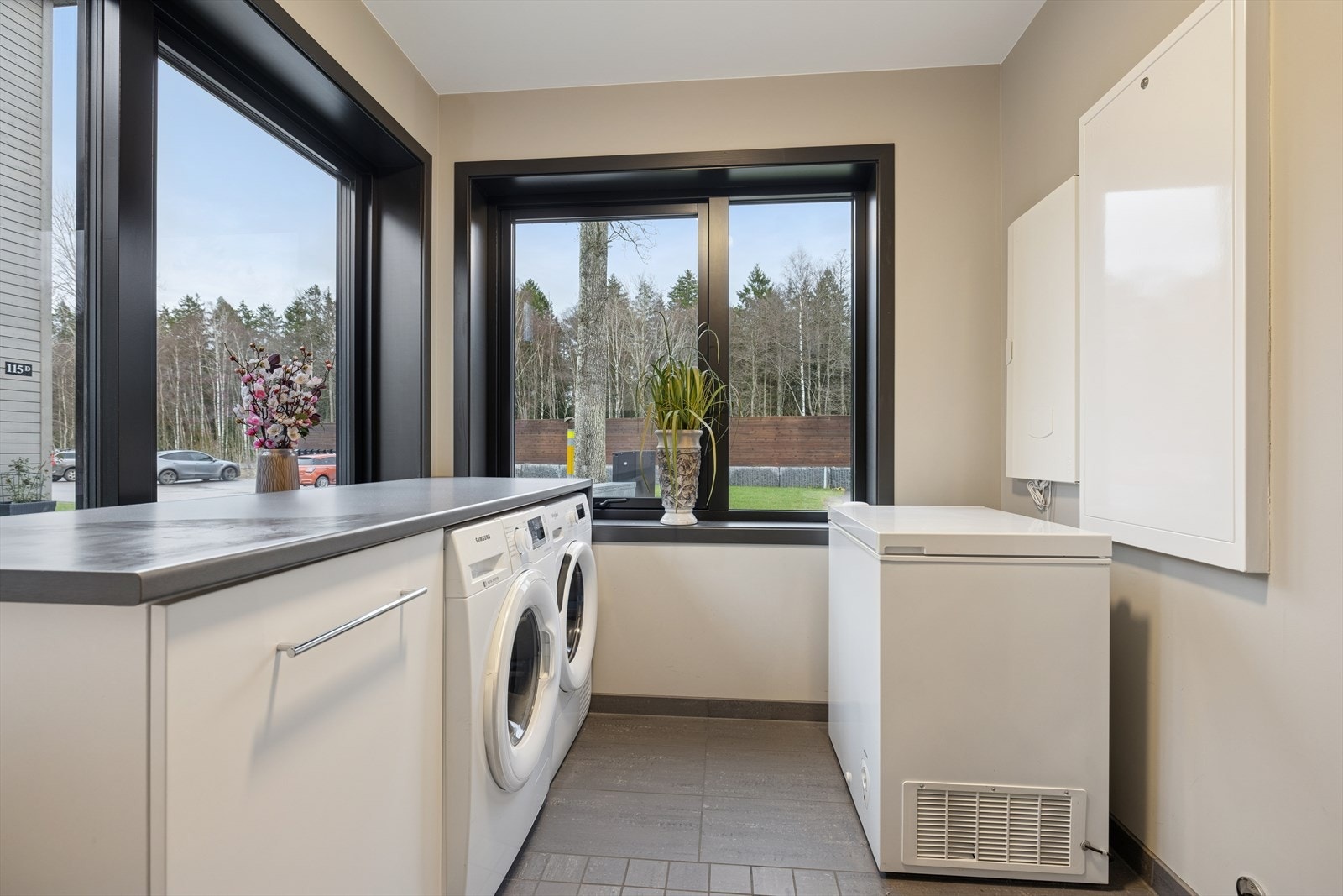Romslig og praktisk vaskerom med smarte løsninger. Galleribilde