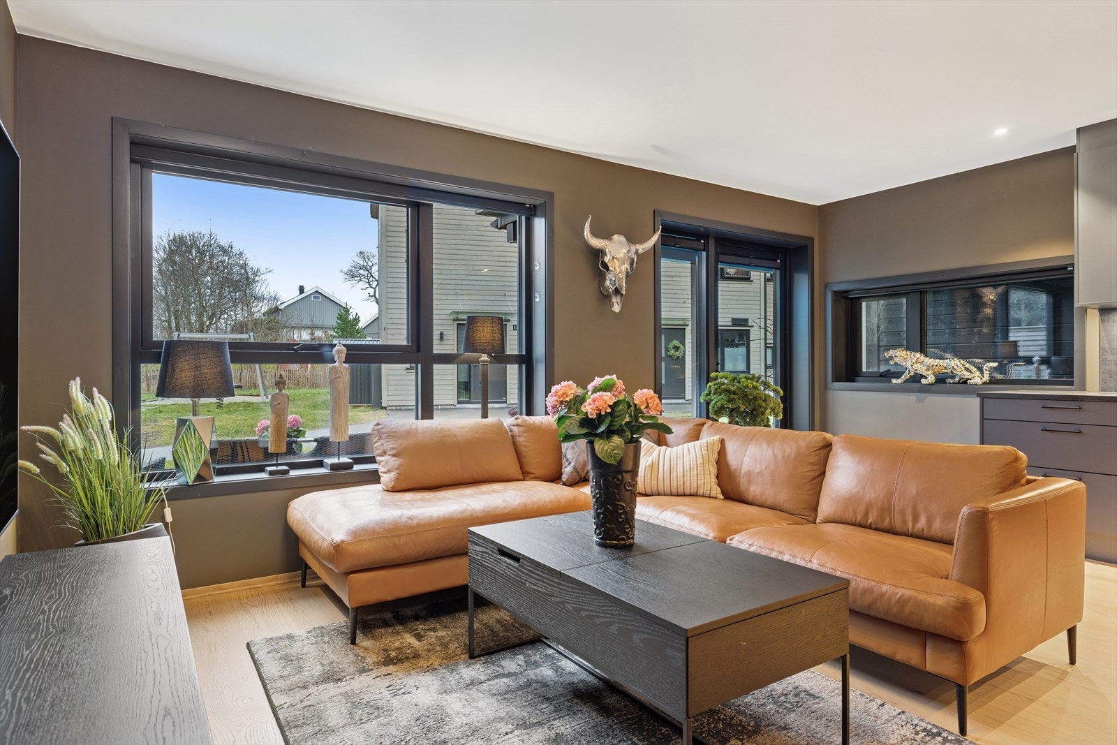 Fra stuen med utgang til en herlig og solrik terrasse med god plass til ønsket utvendig møblement. Galleribilde