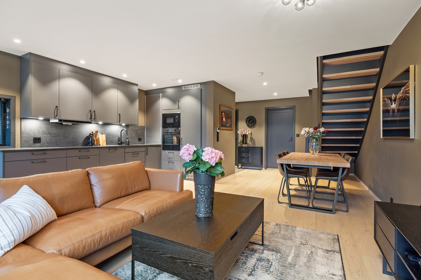 Drømmer du om en moderne bolig? Denne flotte leiligheten kan nå bli din! Galleribilde