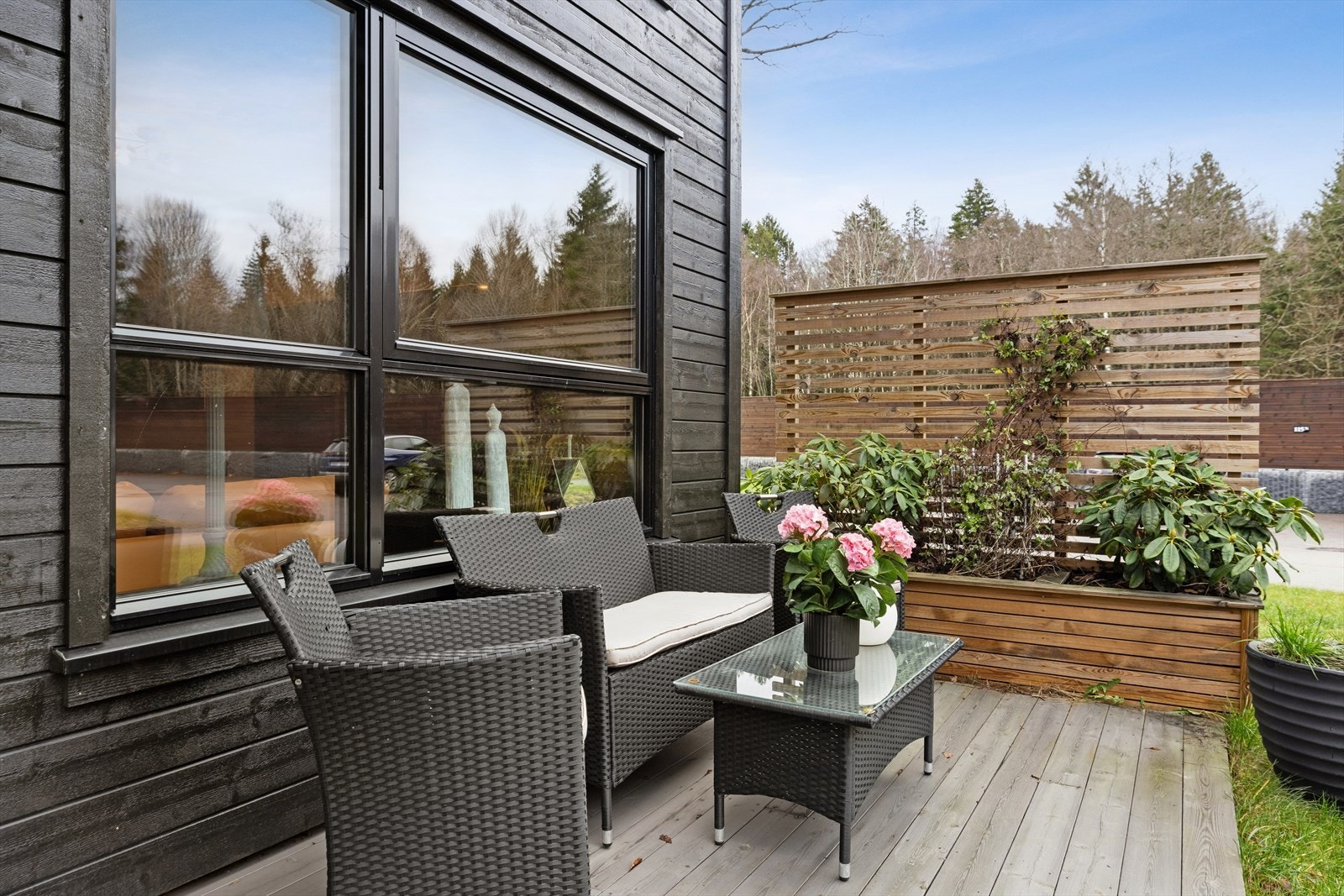 Solrik og skjermet uteplass. Galleribilde