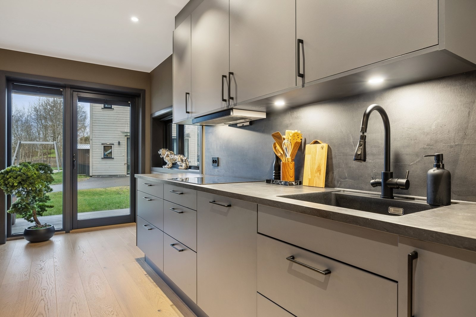 Kjøkken med rikelig skap- og benkeplass. Benkeplaten er av laminat. Galleribilde