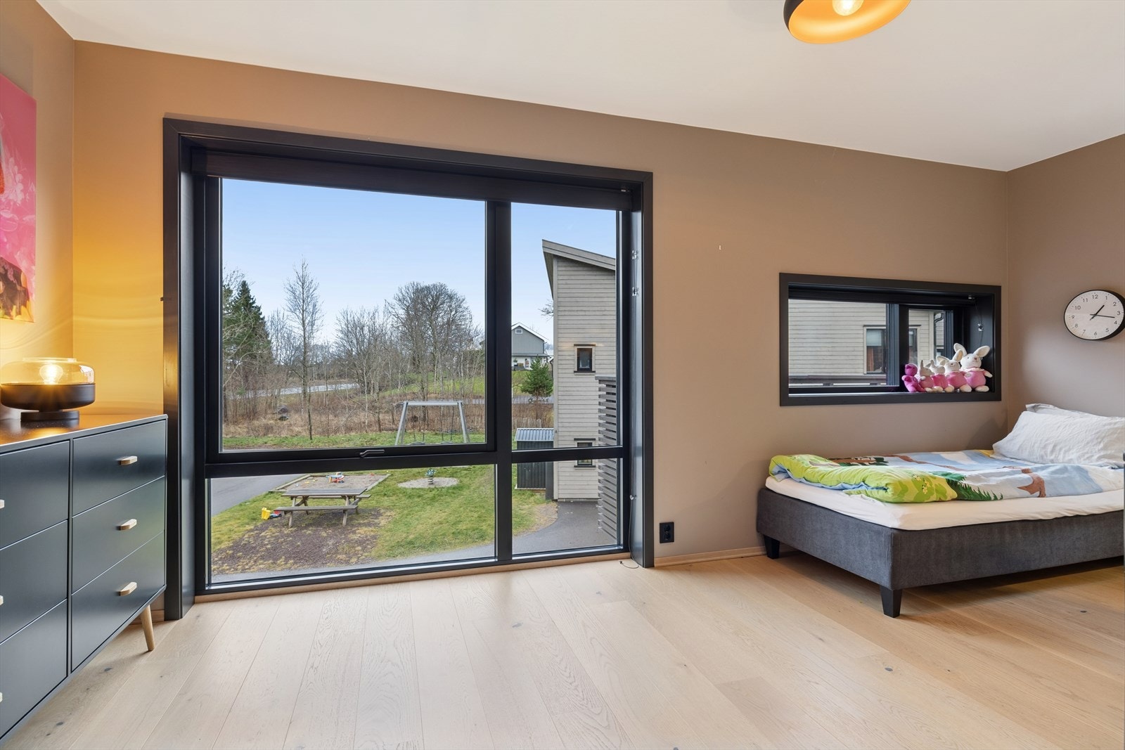 Romslig soverom med mange muligheter hvor du kan skape ditt eget drømmerom. Galleribilde