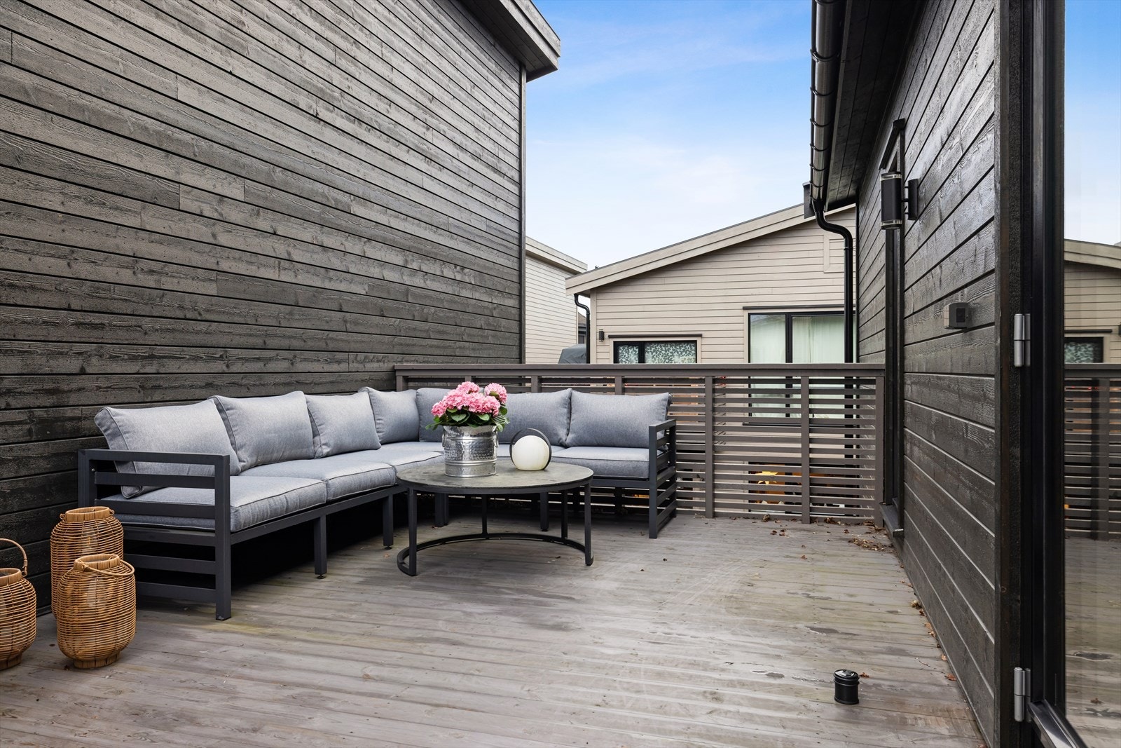 Lun og skjermet balkong med god plass til sittegruppe, din private uteoase. Galleribilde