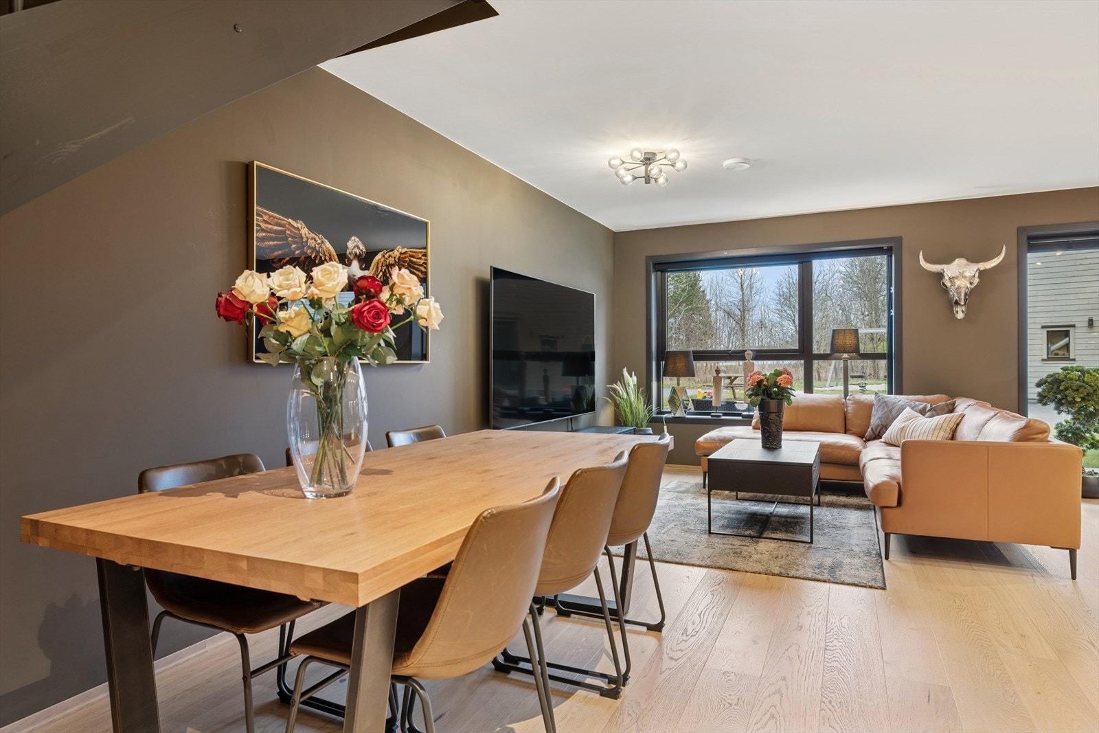 Stuens gode størrelse gir deg flere alternativer mtp møblering. Her er plass til både sofagrupper og spisegruppe. Galleribilde