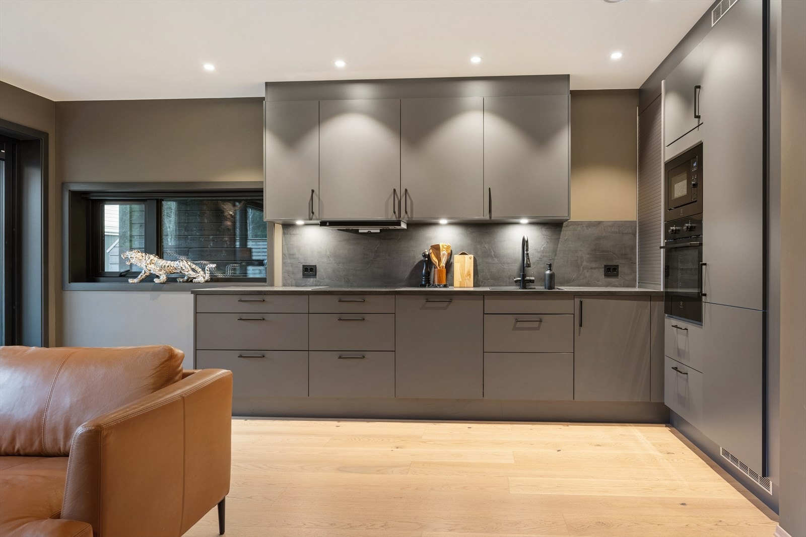 Det er kjøleskap, oppvaskmaskin, induksjonstopp, micro, stekeovn, vannstoppsystem og komfyrvakt. Kjøkkenventilator med avtrekk ut. Galleribilde