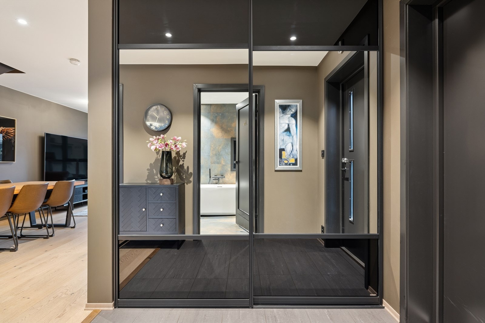 Her ønskes man velkommen inn i en innbydende og romslig entré med speil-/skyvedørsgarderobe. Her kan man henge fra seg yttertøy og sette fra seg sko. Galleribilde