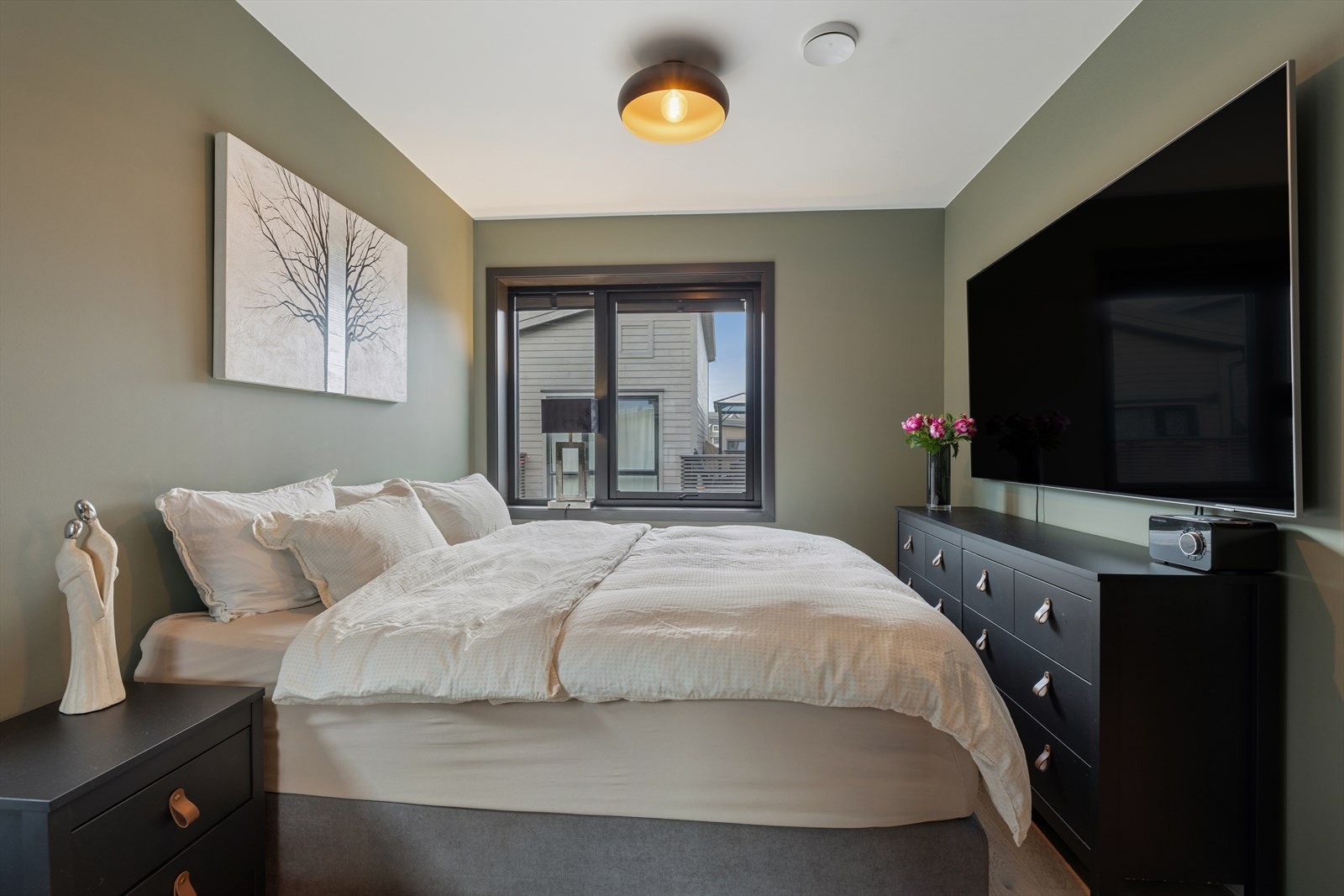 Delikat soverom malt i en dus og moderne fargetone som skaper en rolig og tidsriktig atmosfære. Galleribilde