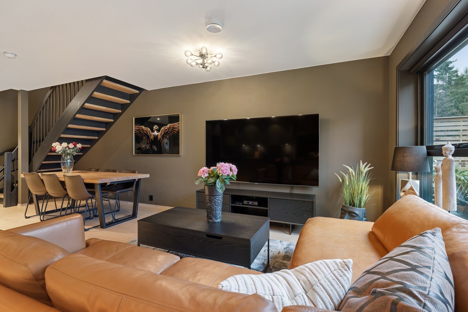 Stuens gode størrelse gir deg flere alternativer mtp møblering. Galleribilde