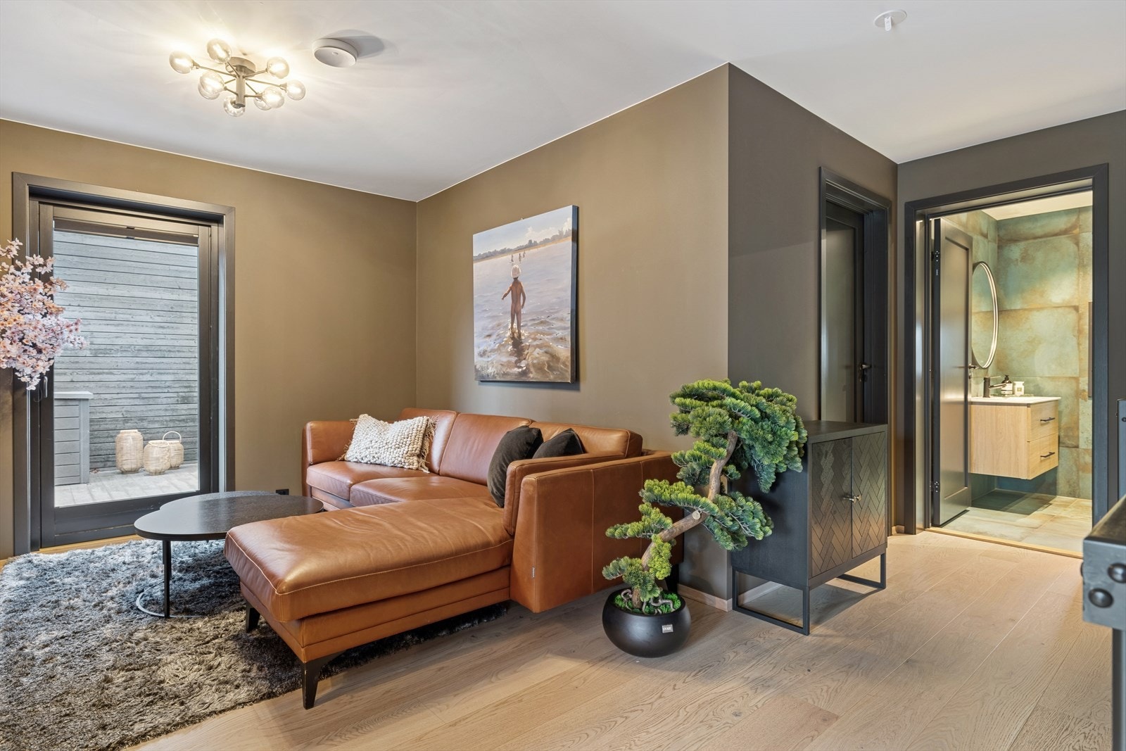 Lys og trivelig TV-stue i 2. etasje med direkte utgang til 34 kvm terrasse. Galleribilde