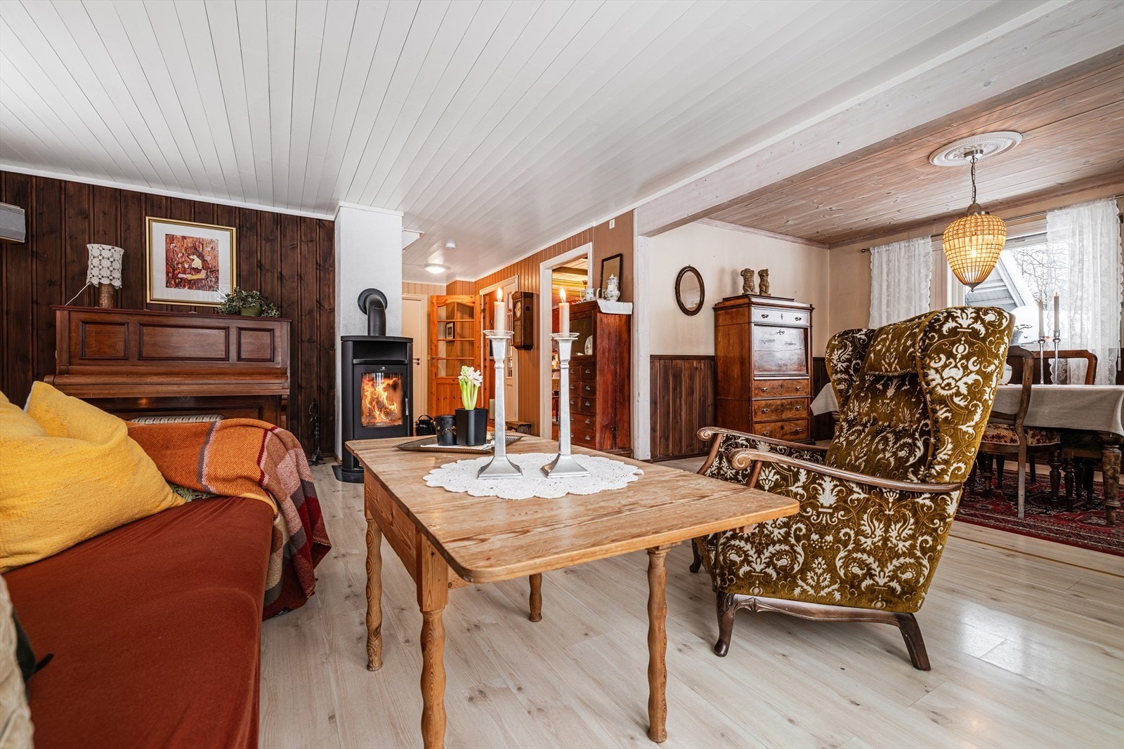 Familievennlig enebolig med stue full av lys og karakter Galleribilde