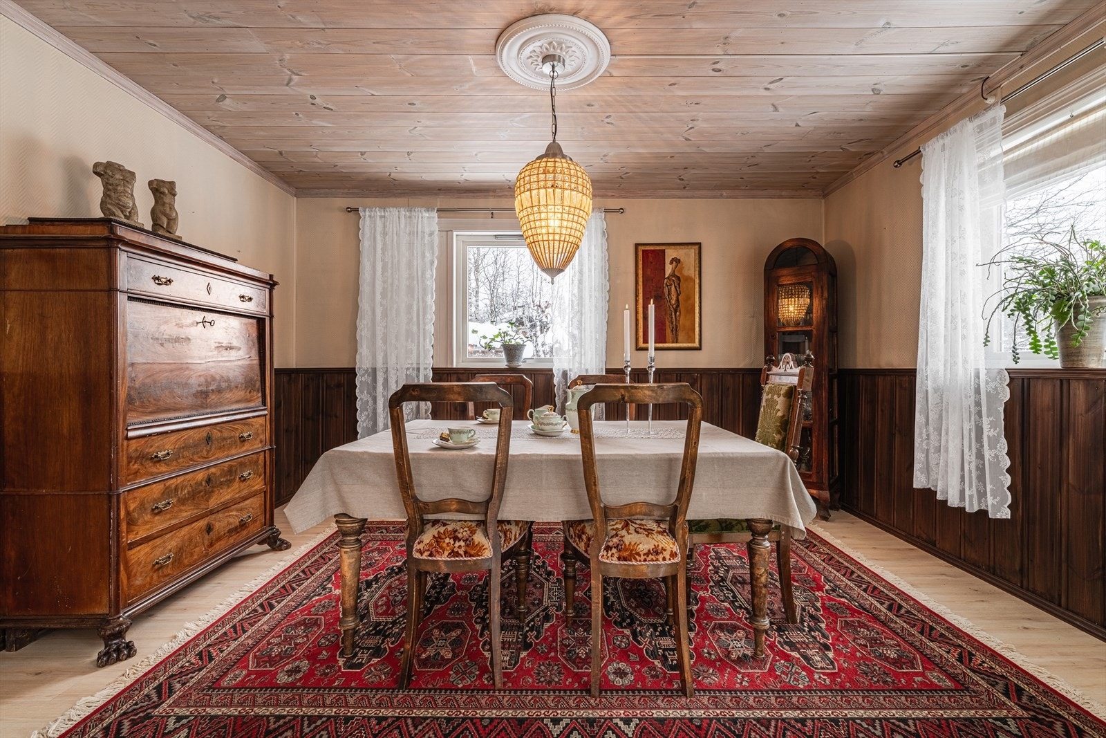 Spiseplass med plass til både hverdag og gjester - Et naturlig samlingspunkt i hjemmet. Galleribilde