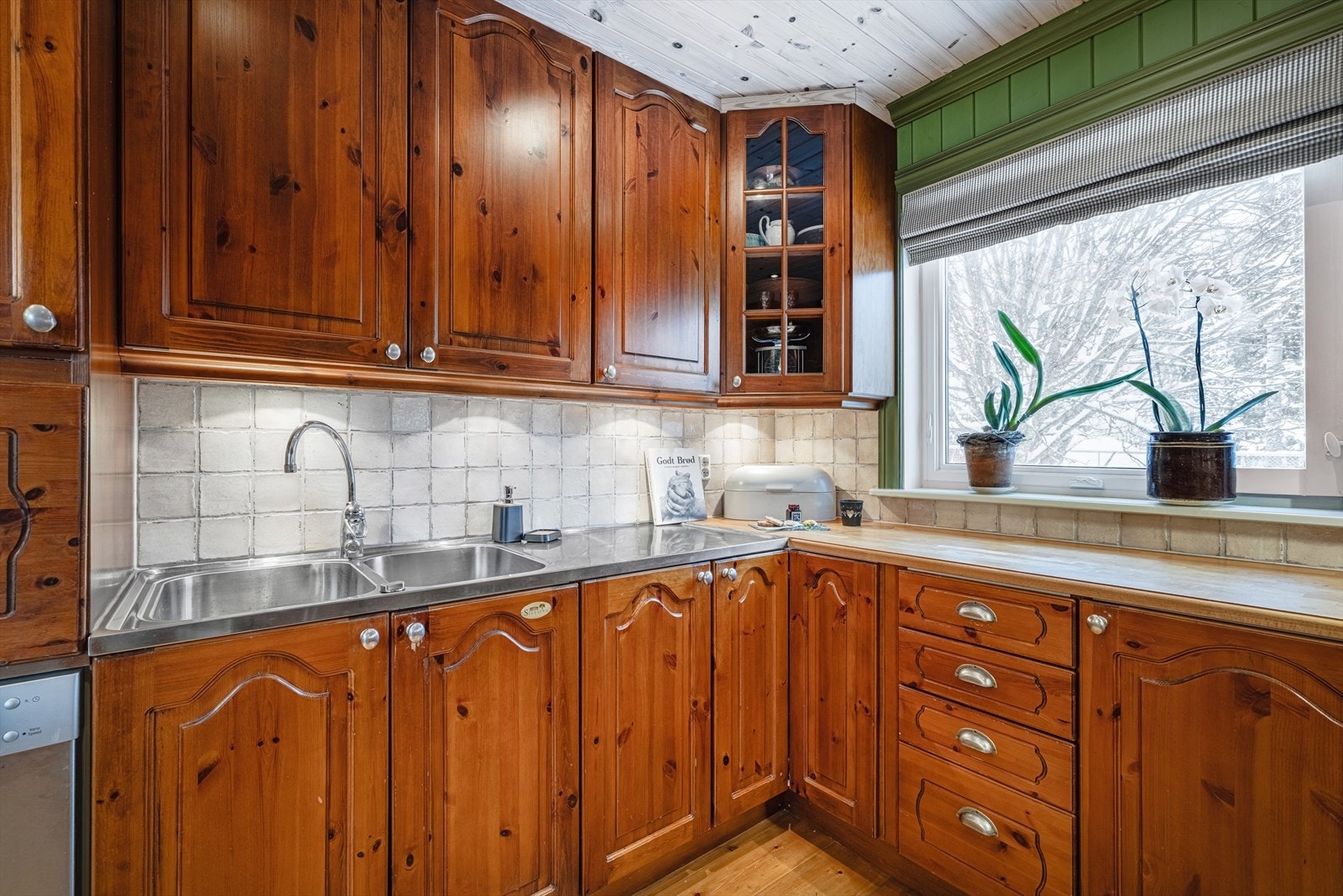 Solid kjøkken perfekt for å lage gode matopplevelser med familie og venner. Galleribilde