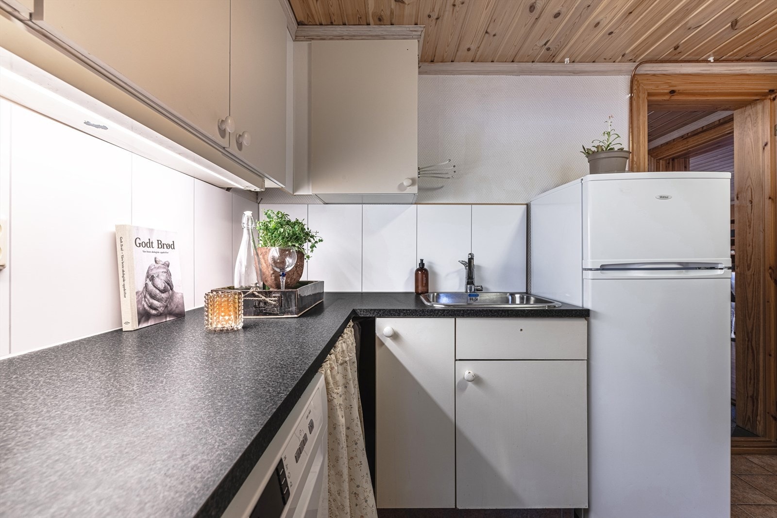 Funksjonelt, lyst og delikat kjøkken i separat innredet del. Galleribilde