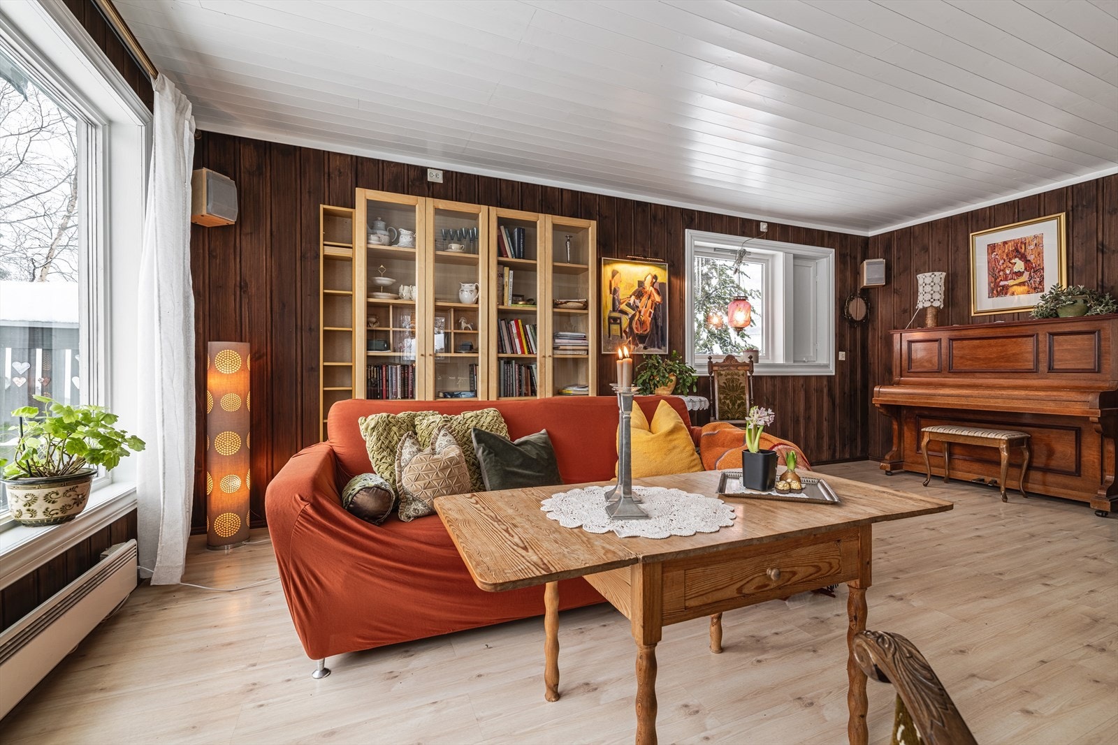 Lys og romslig stue med utsikt mot fjell og årstidene. Galleribilde