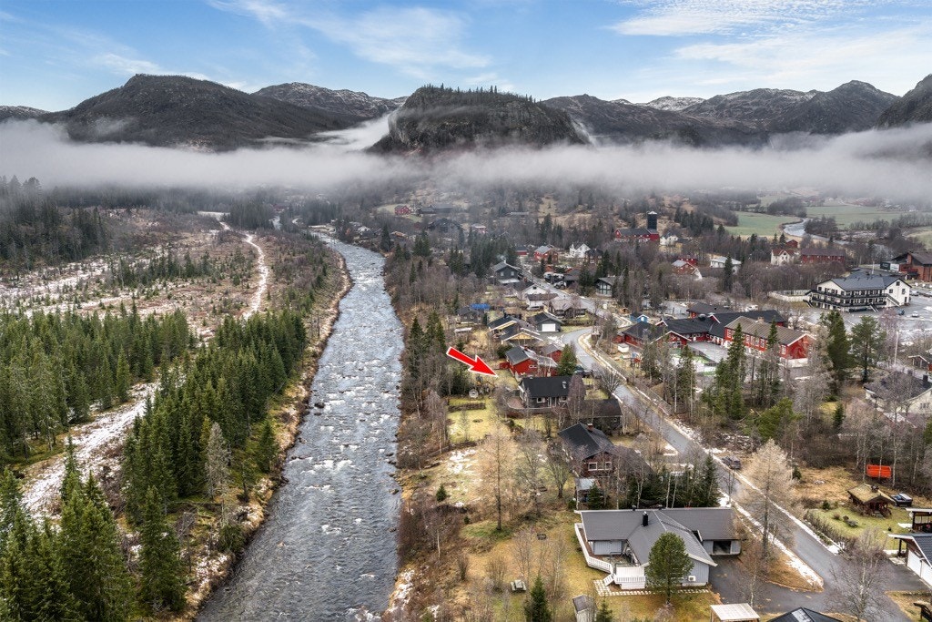 En glimrende familiebolig på stor solrik og inngjerdet tomt med skigard og port ned til Mørkedøla. Galleribilde