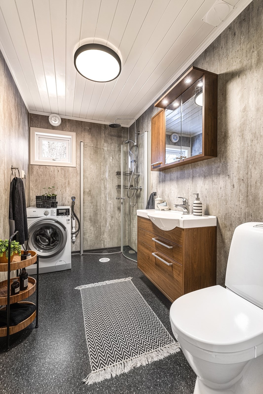 Baderom i hovedetasje med opplegg for vaskemaskin. Galleribilde