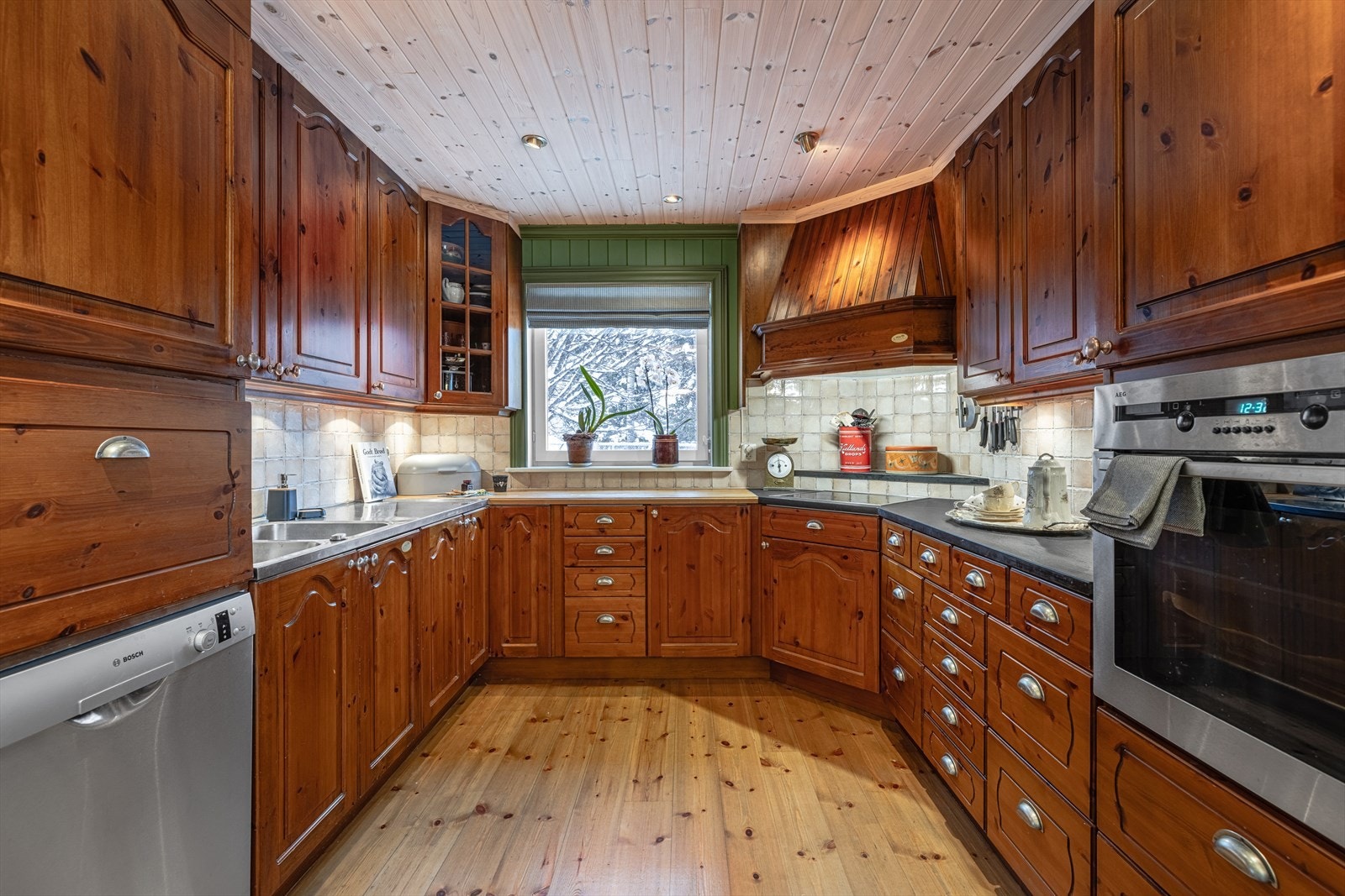 Beiset eikekjøkken med god skap- og benkeplass. Galleribilde