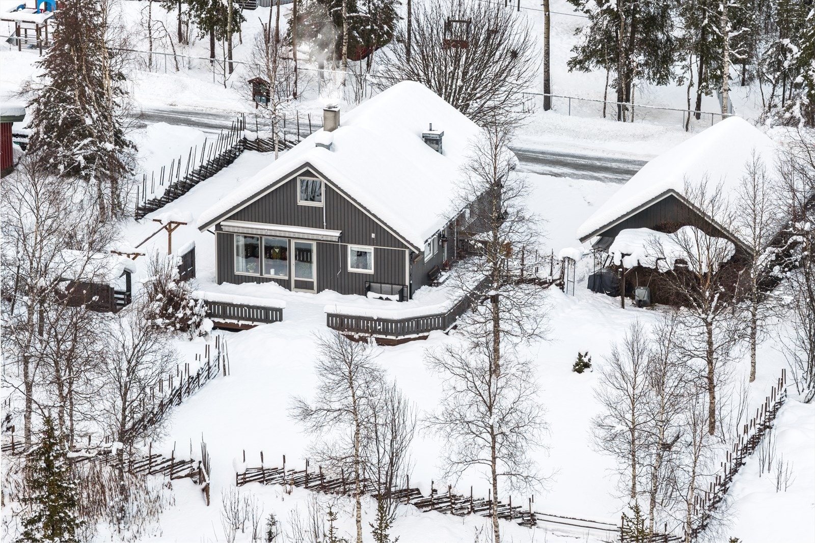En glimrende familiebolig på stor solrik og inngjerdet tomt med skigard og port ned til elva. Galleribilde
