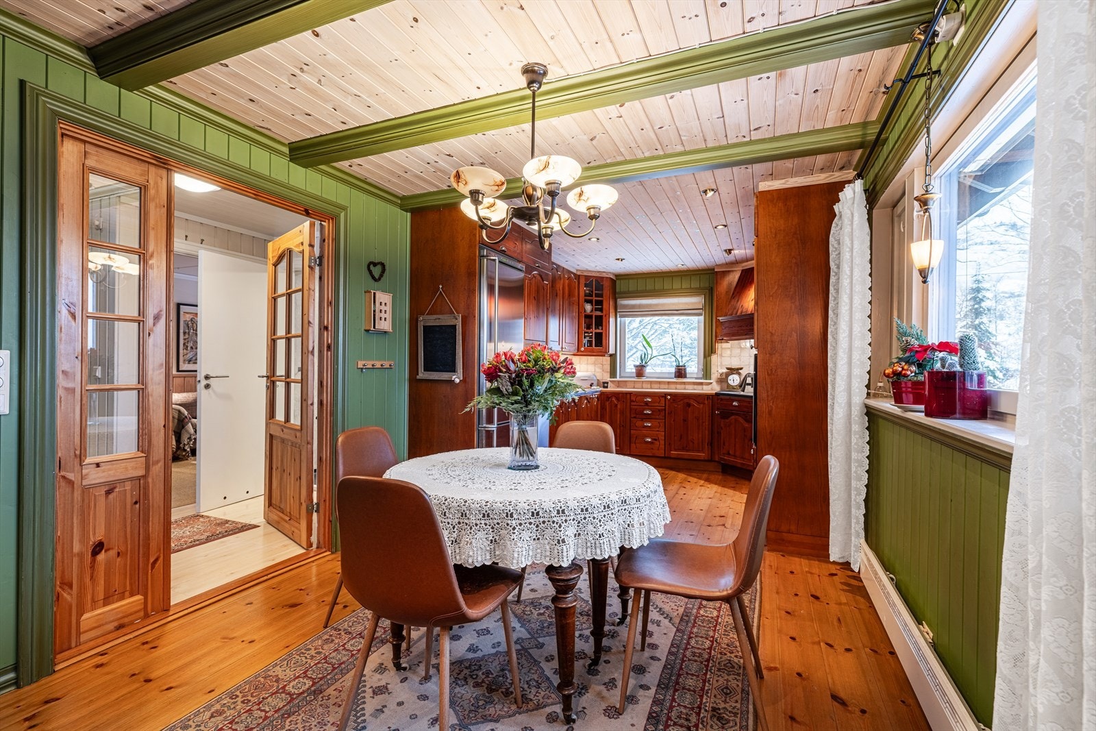 Kjøkkenet har plass til kjøkkenbord og spisestoler - En hyggelig frokostplass med utsikt. Galleribilde