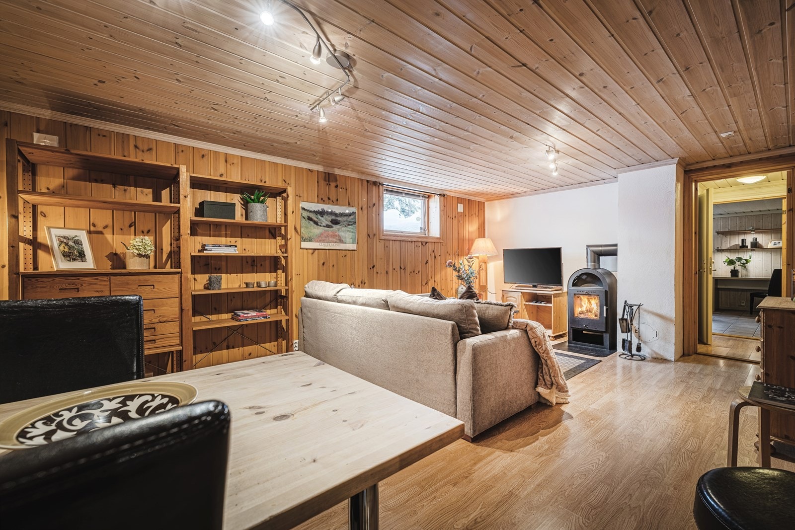 Hyggelig stue i separat innredet del med vedovn. Galleribilde