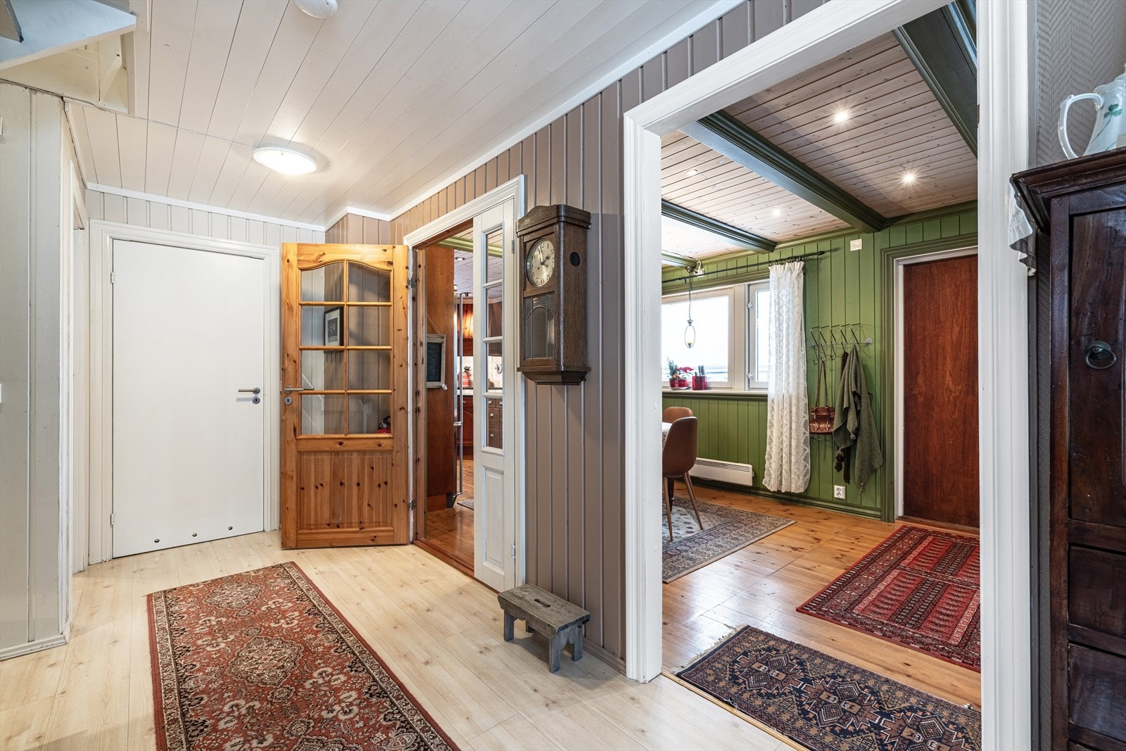 Innbydende og romslig gang. Varme farger skaper en koselig atmosfære. Galleribilde