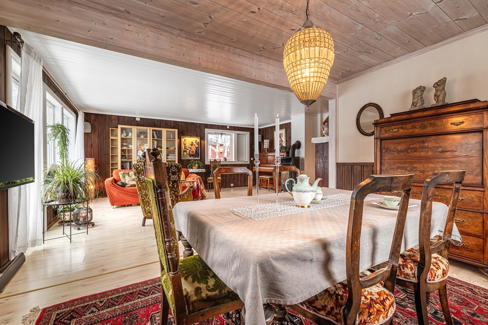 God plass til spisebord og sjenk. Galleribilde