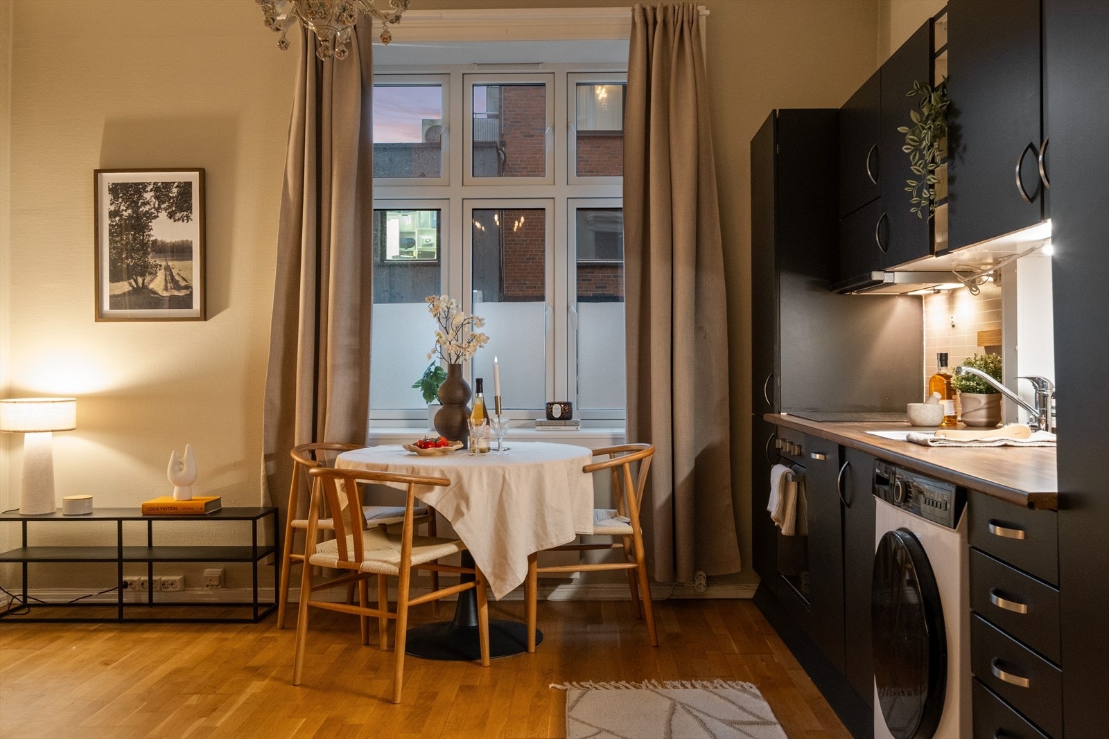 Naturlig spiseplass i tilknytning til kjøkkenet - perfekt for både hverdagsmiddager og sosiale sammenkomster Galleribilde