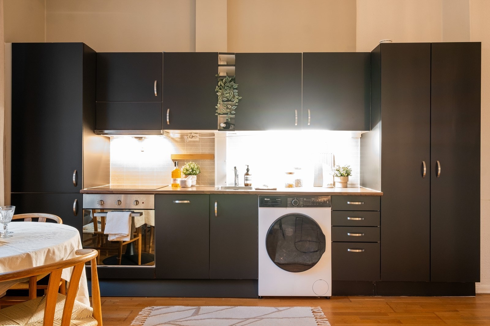 Praktisk kjøkkenløsning med godt med oppbevaringsplass Galleribilde