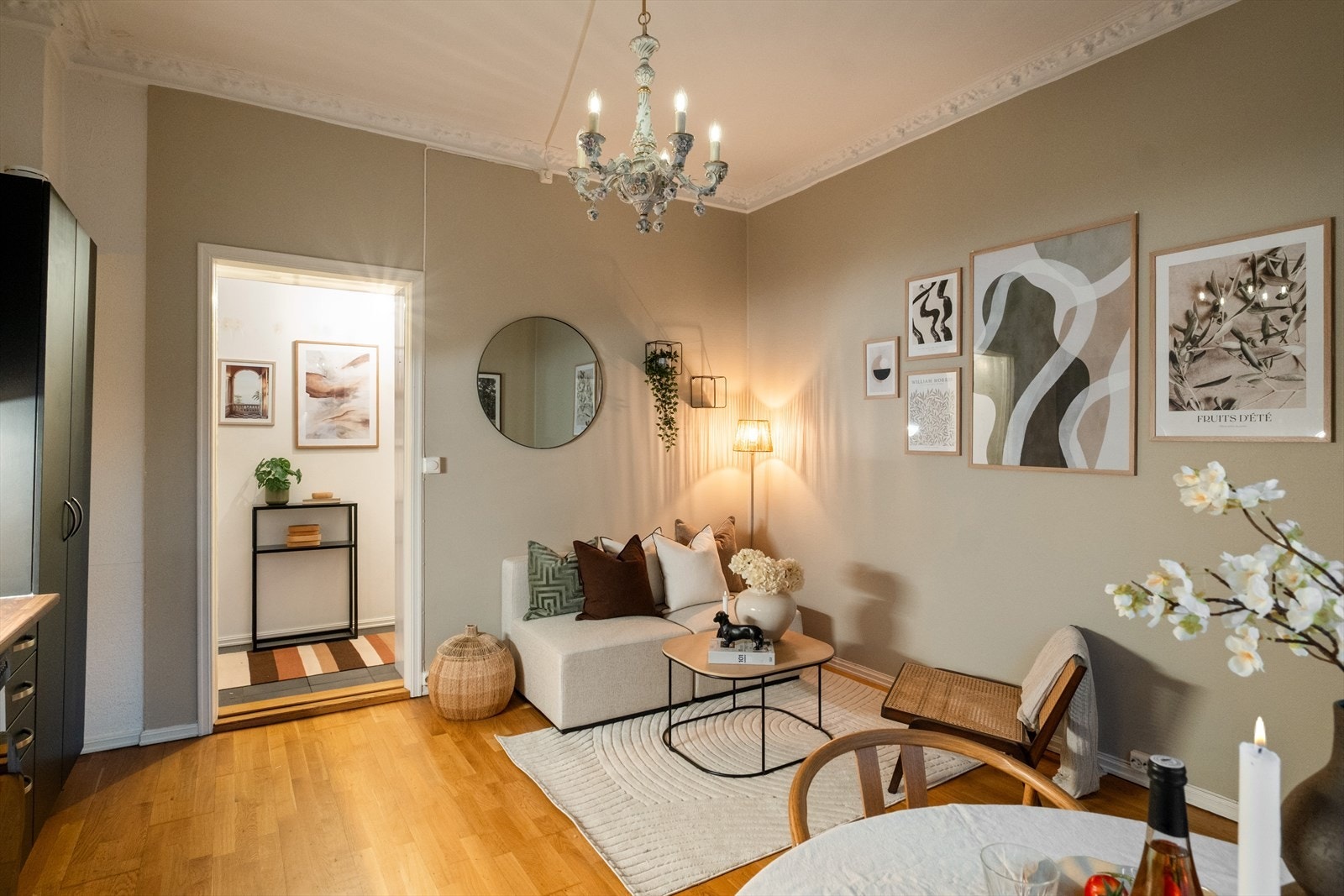 Lys og luftig stue med god romfølelse, ca. 3 meter takhøyde og klassiske detaljer som stukkatur og rosett Galleribilde