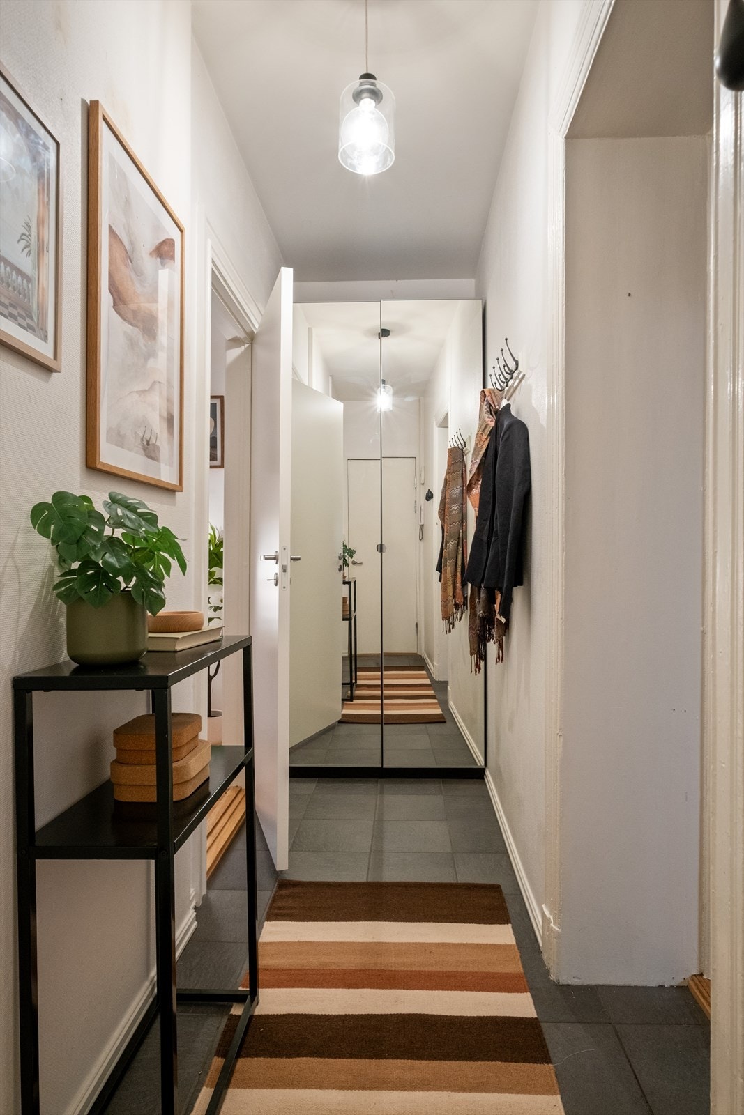 Praktisk entré med flislagt gulv og garderobeskap for god oppbevaringsplass Galleribilde