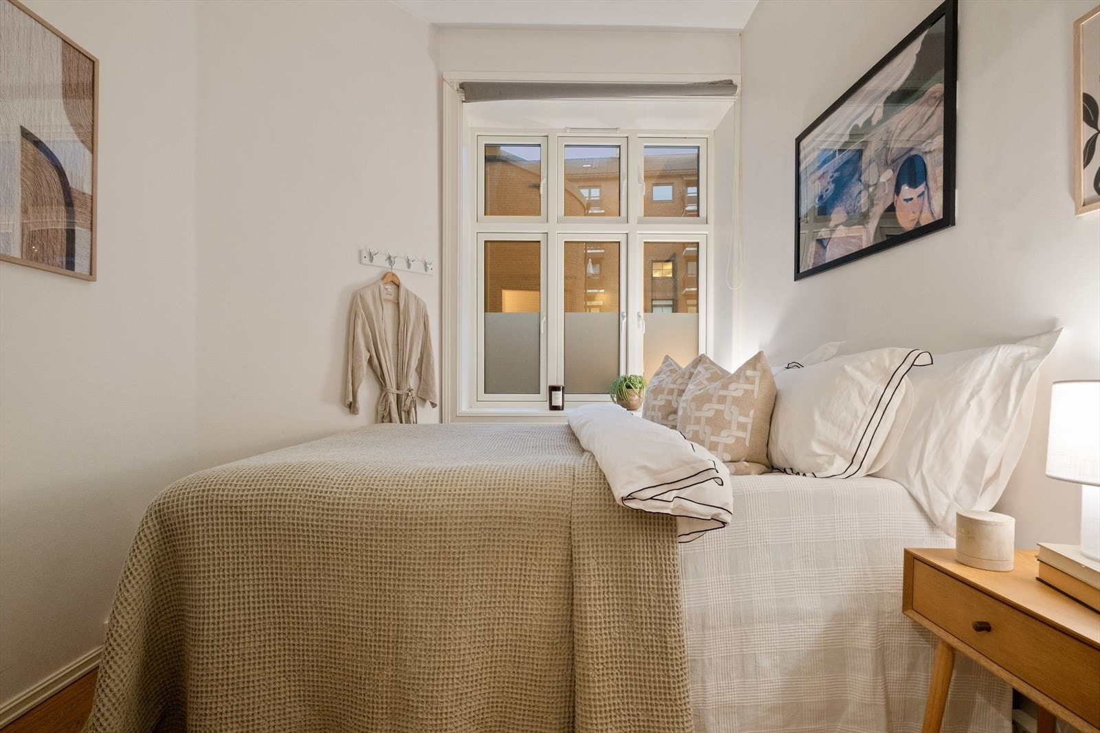 Romslig soverom vendt mot stille bakgård med god plass til dobbeltseng og garderobeløsning Galleribilde