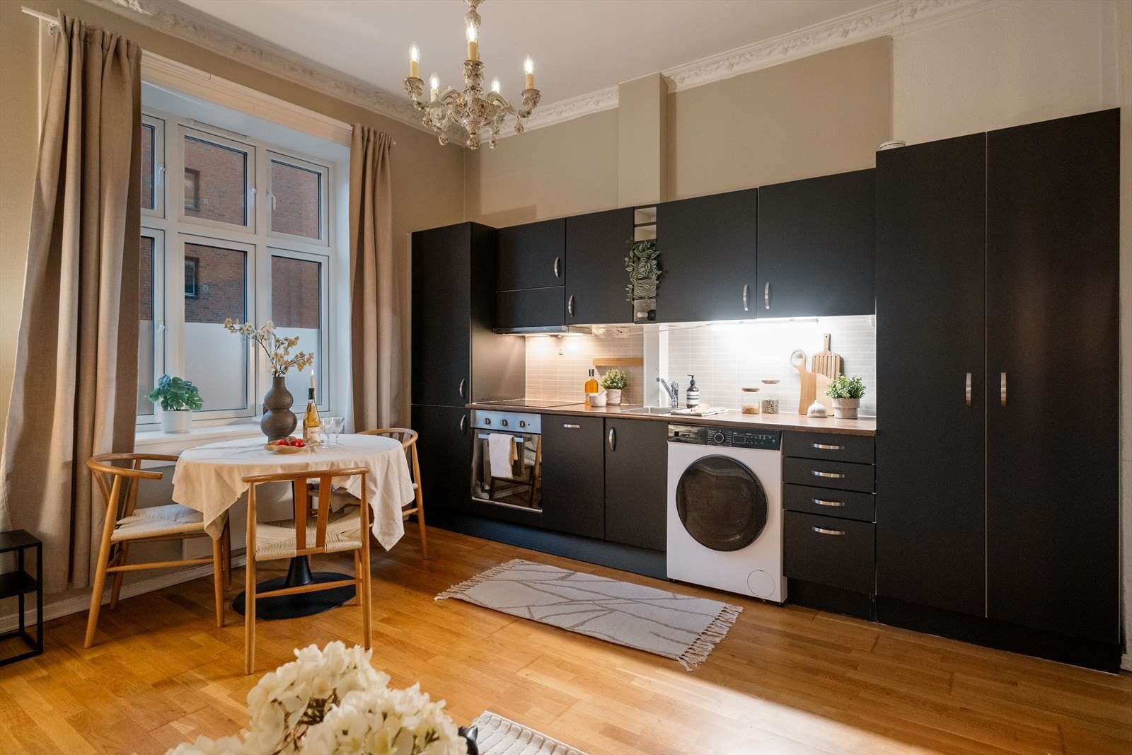 Stilrent kjøkken fra HTH med integrerte hvitevarer, oppvaskmaskin og vaskemaskin Galleribilde