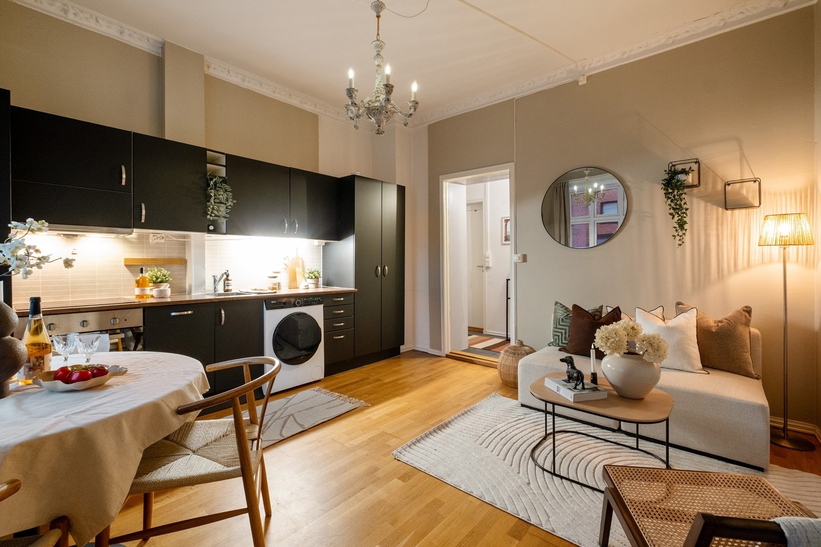 Åpen og arealeffektiv stue- og kjøkkenløsning med plass til både sofagruppe og spisebord Galleribilde