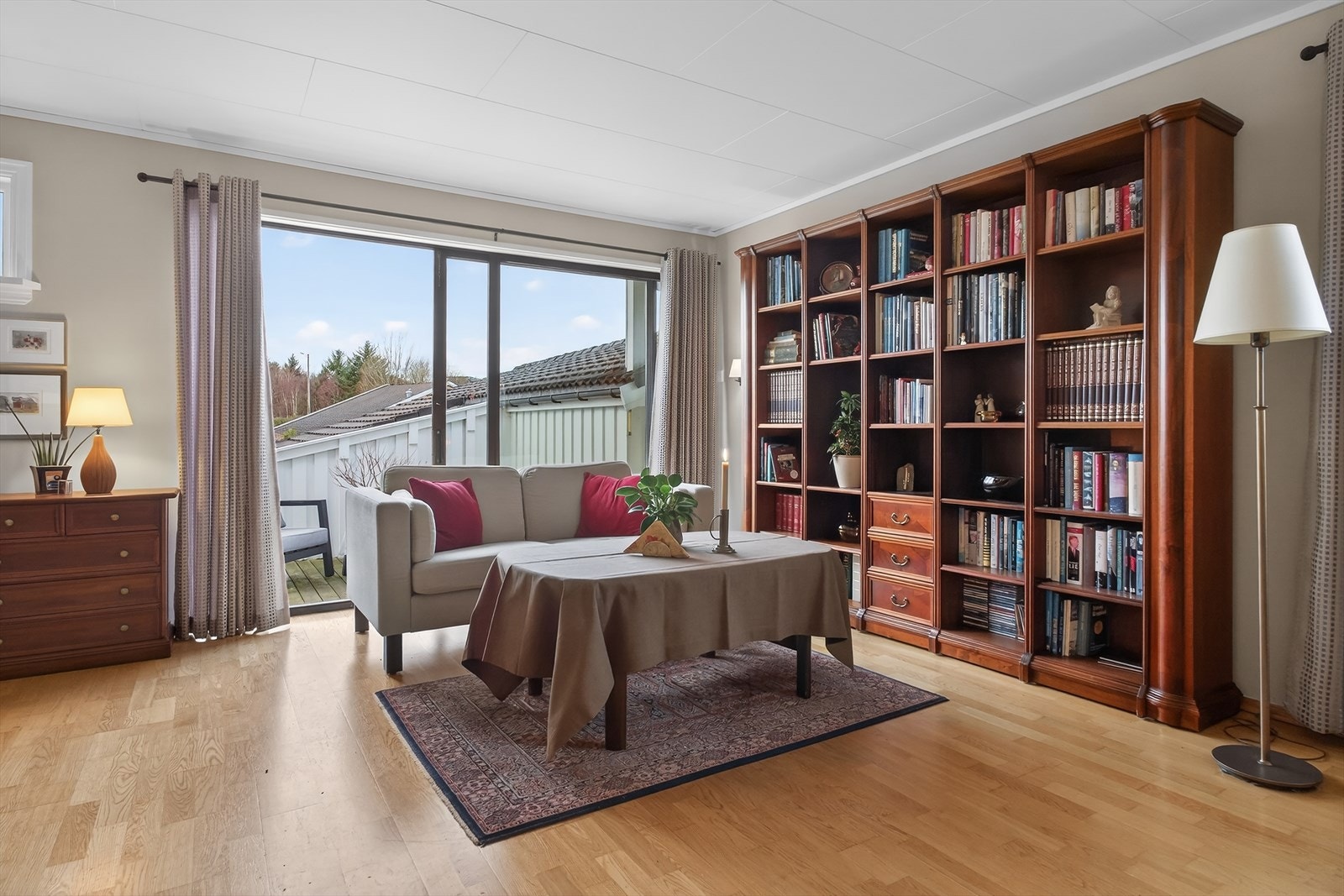 Fra stuen er det utgang til terrassen Galleribilde