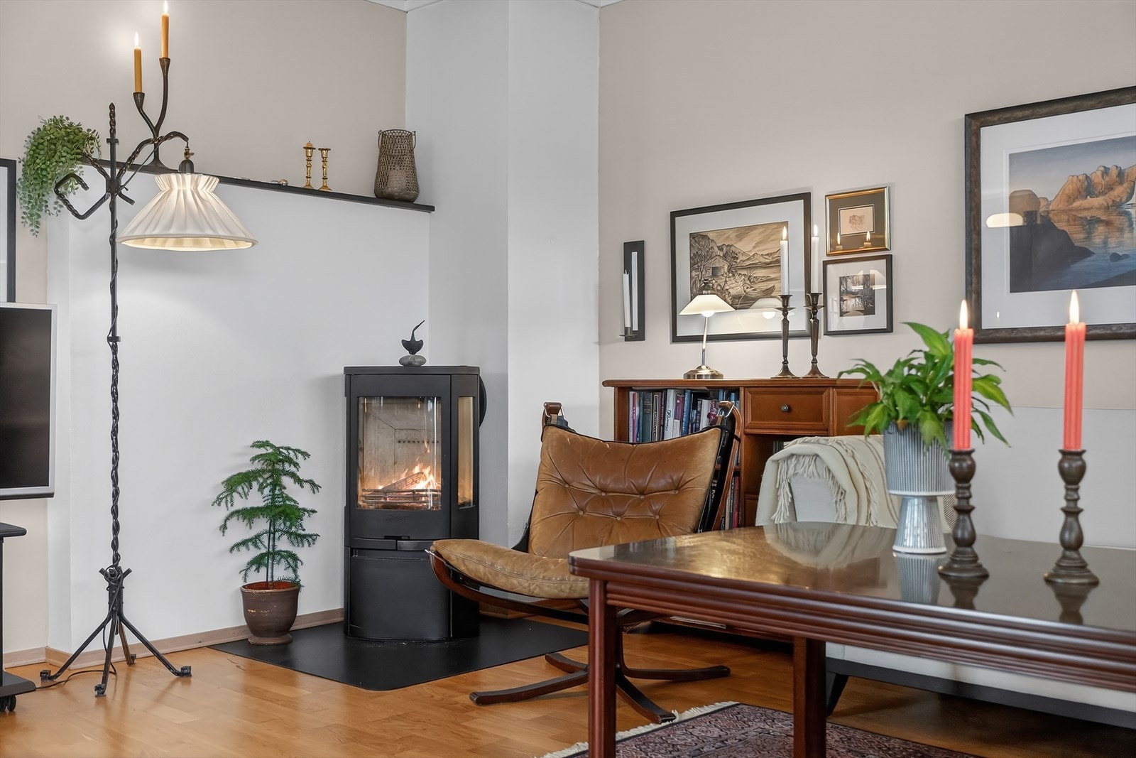 Stilren vedovn i stuen Galleribilde