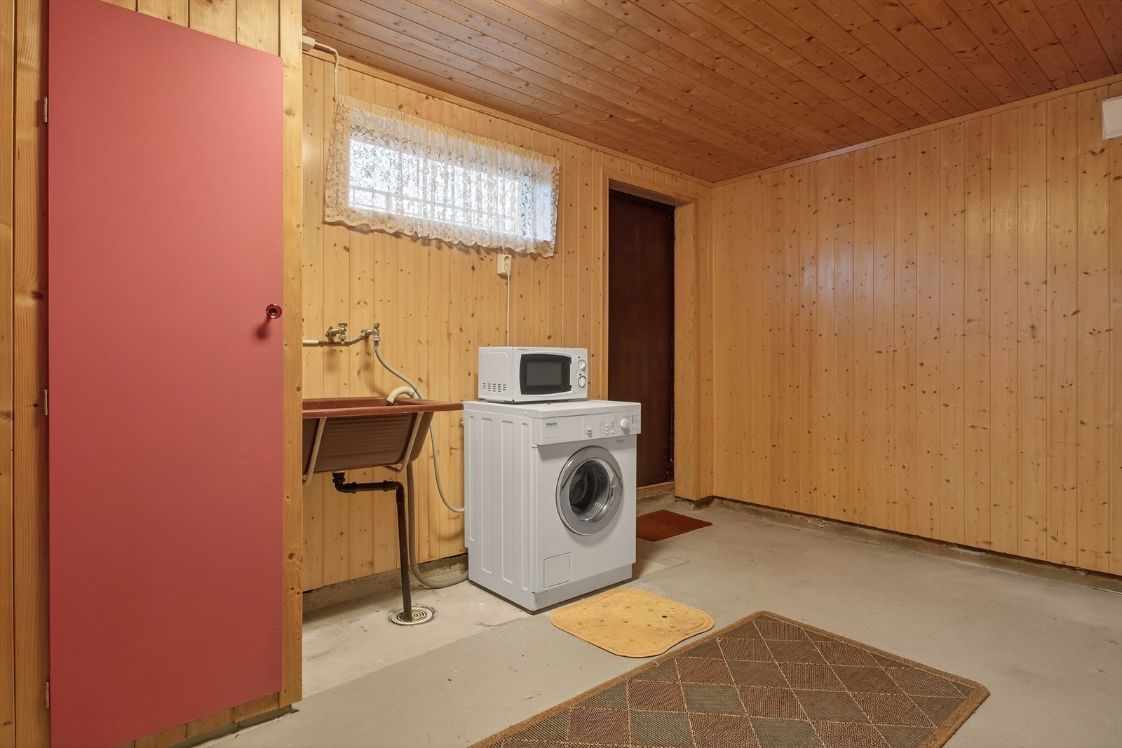 Vaskerom med utgang gårdsrom Galleribilde